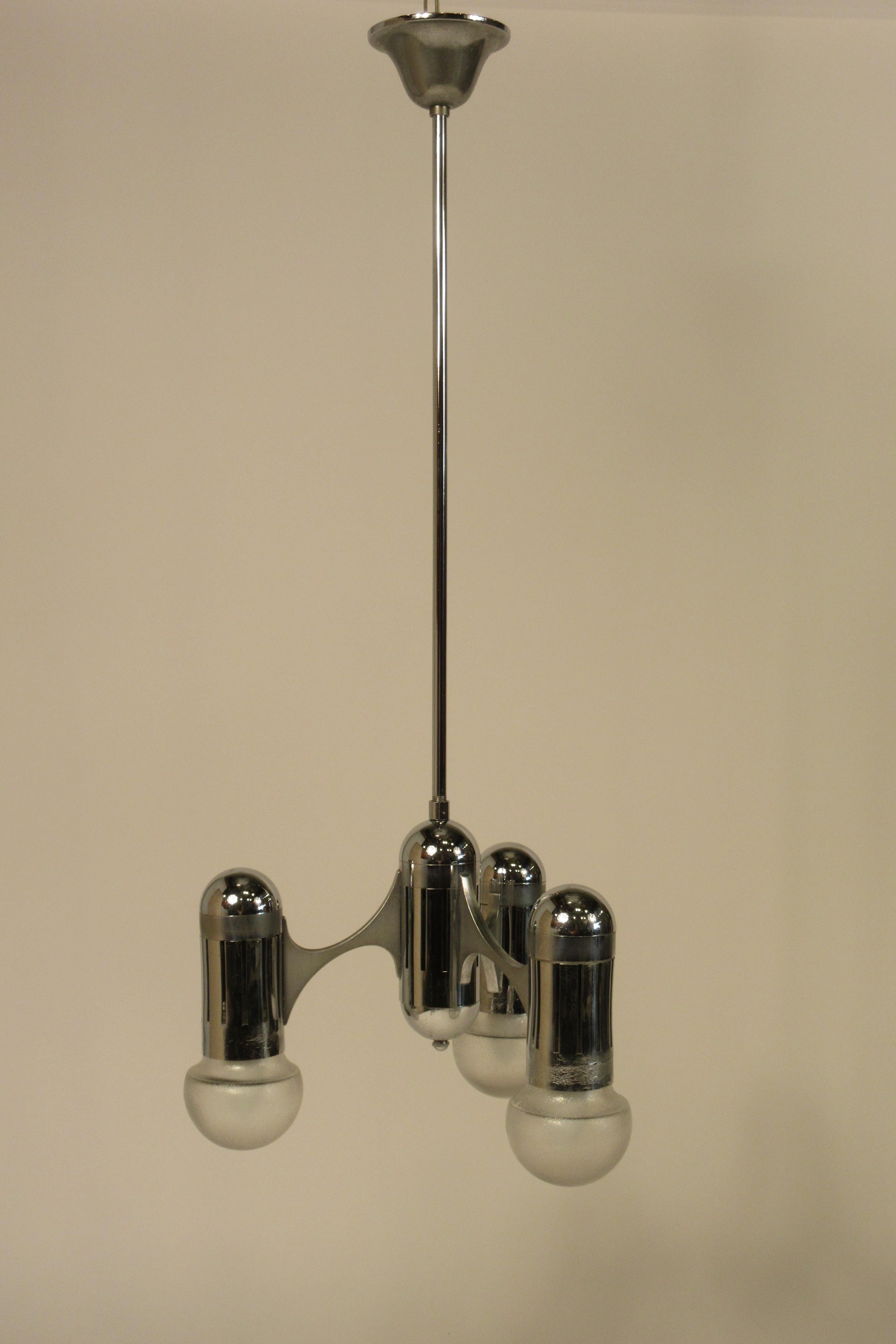luminaire chromé des années 1970, style âge des machines.