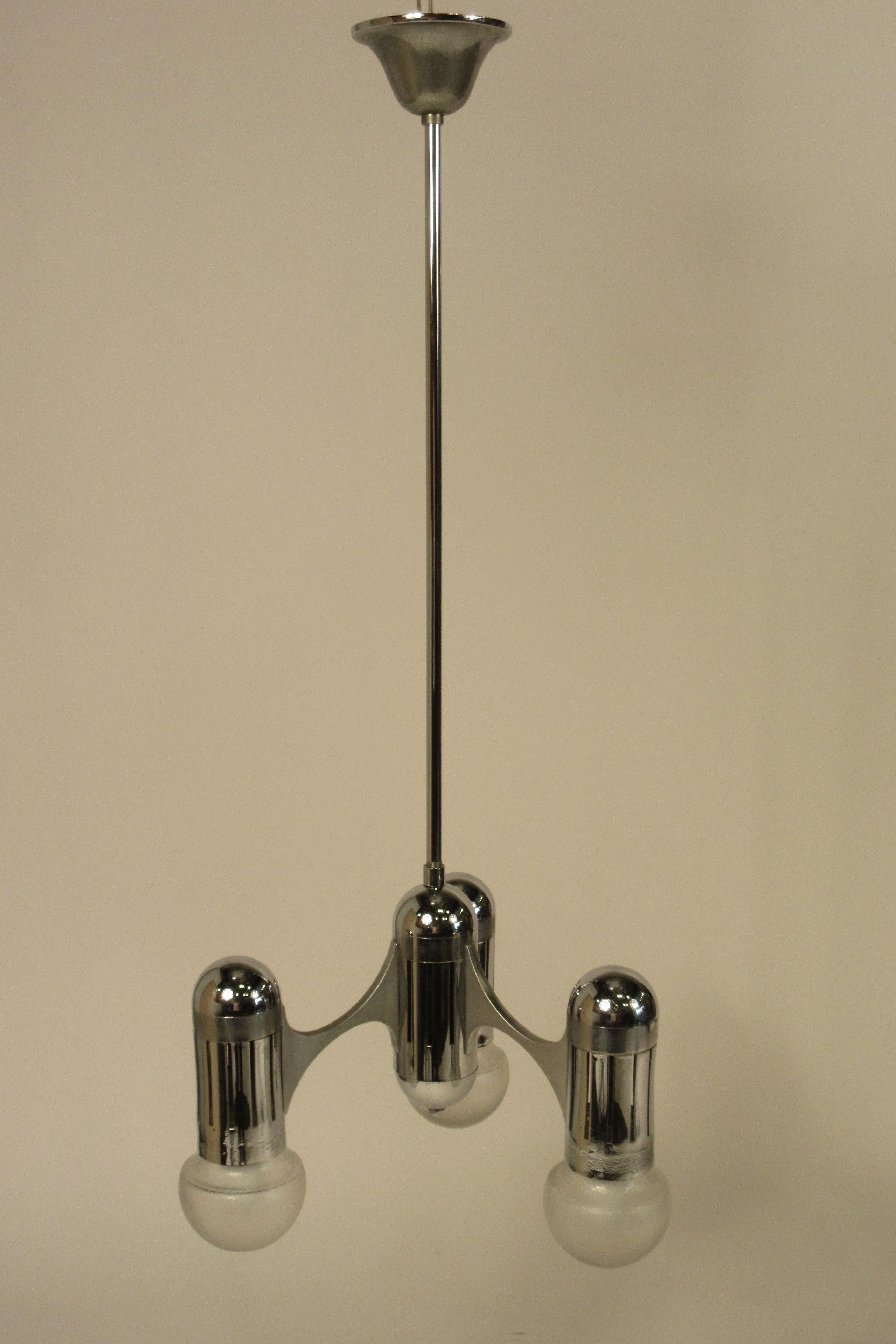 1970s Chrome Machine Age Style Fixture In Good Condition For Sale In Tarrytown, NY