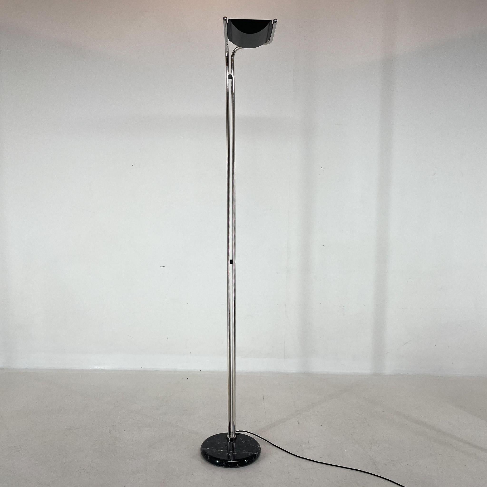 italien Lampadaire en chrome et marbre des années 1970 de Bruno Gecchelin pour Guzzini, Italie en vente