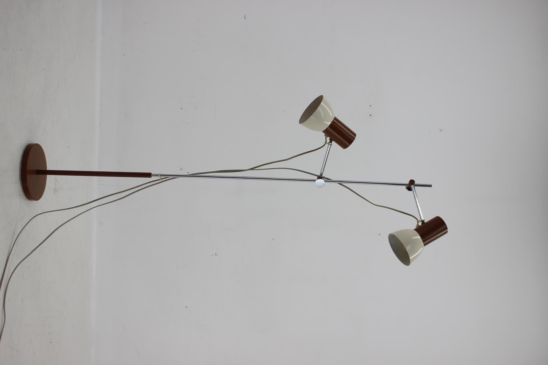 Vintage floor lamp with chrome central bar with two independent spotlights, can be moved and rotated in height. Bulbs: 2 x E27 or E26. US plug adapter included.