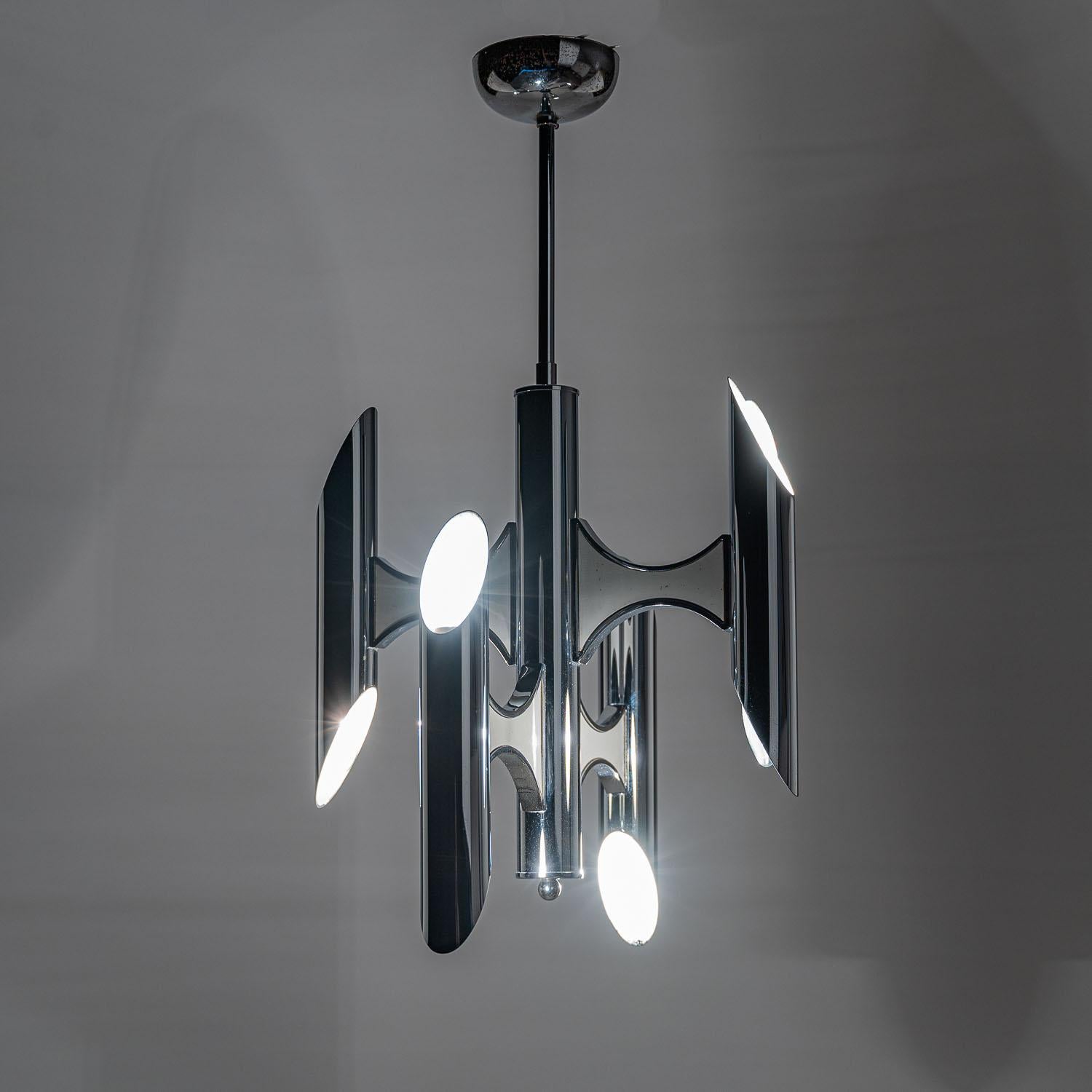 Pretty rare Orbit chandelier by Sciolari. It consists of a massive chrome bar with four arms. On both sides a E14 socket. To get to the wiring you can take of the white lacquered metal panels on the side, they are simply attached with a strong