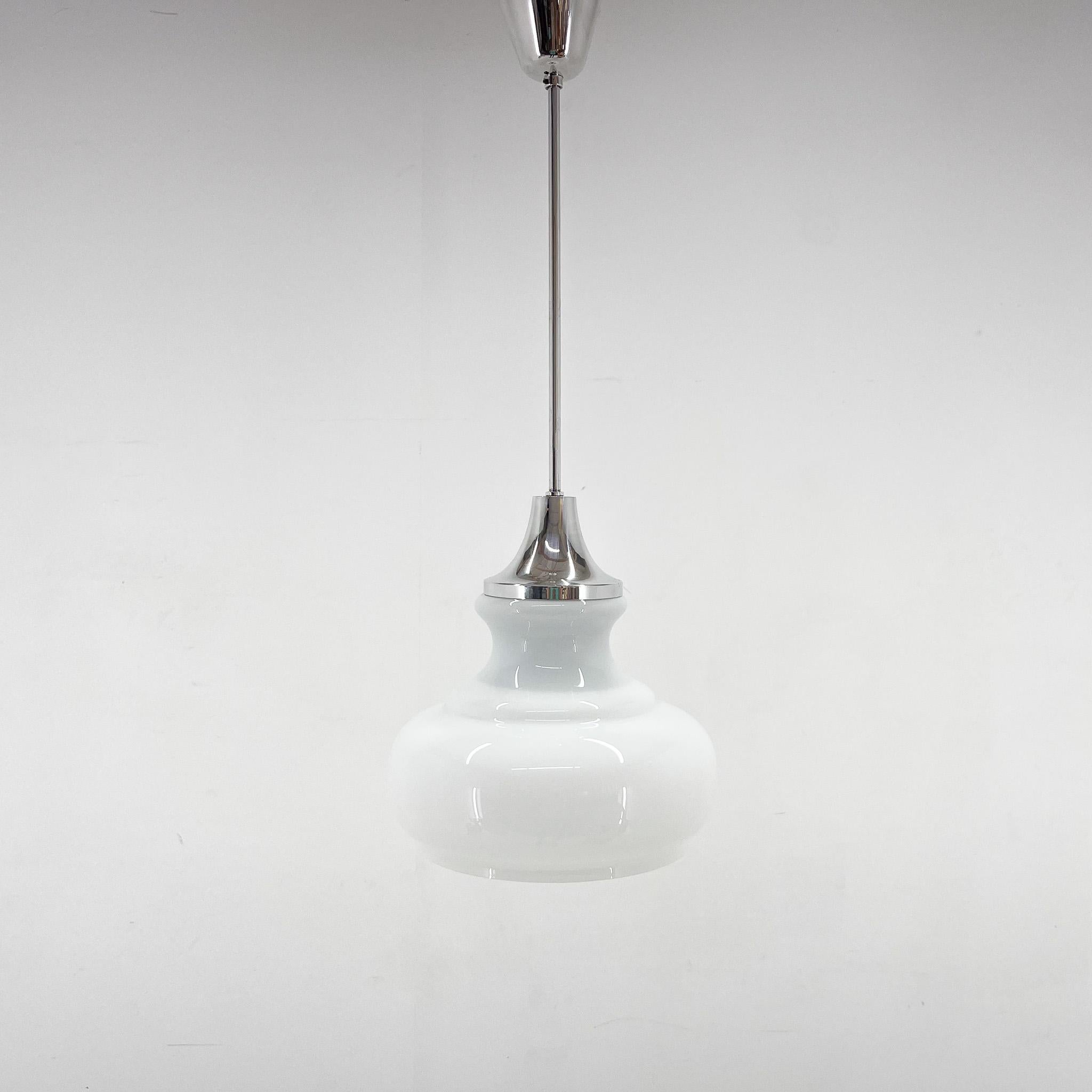 Mid-century milk glass and chrome pendant light. Restored, rewired. Bulb: 1 x E25-E27. US wiring compatible.
