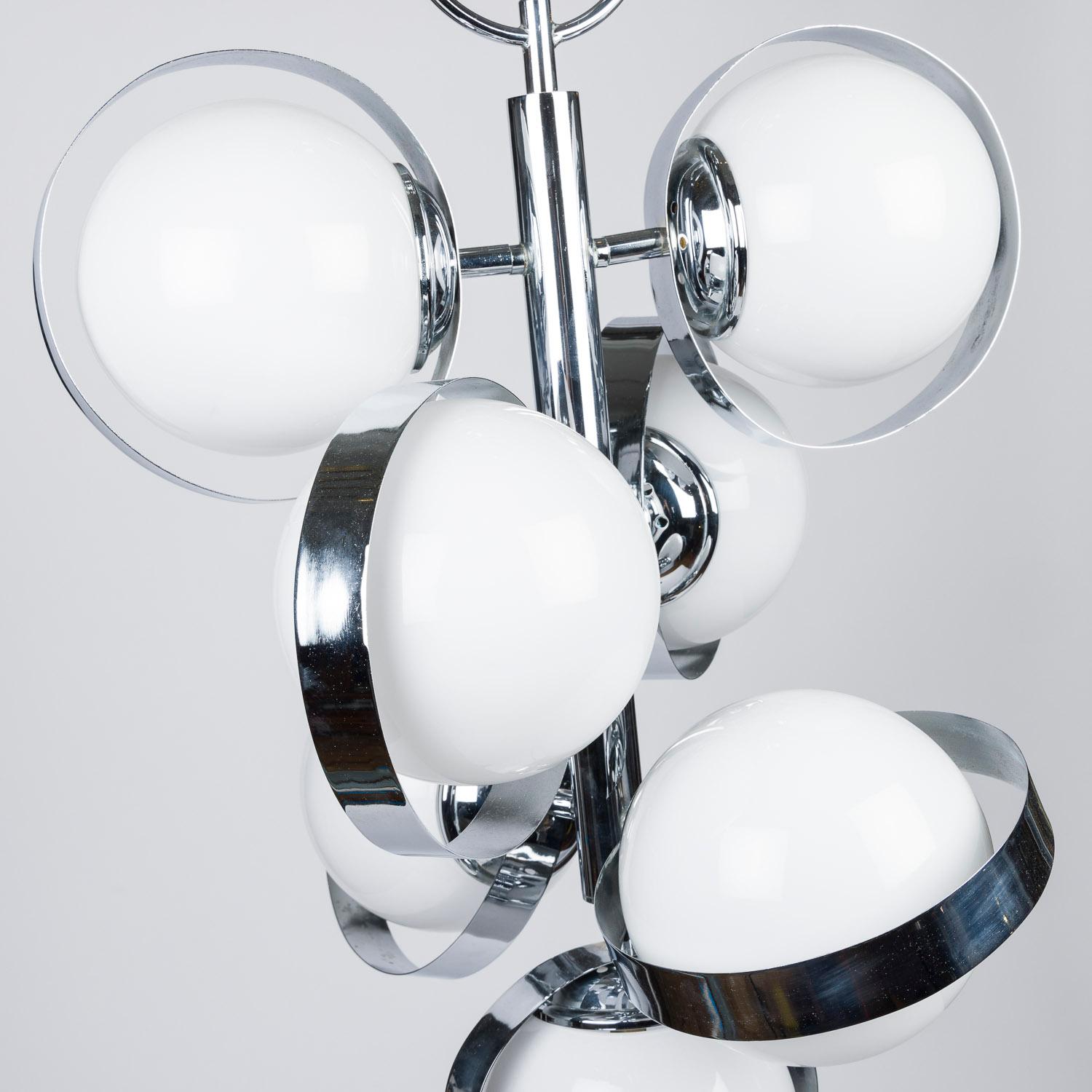 Space Age Lampada a sospensione cromata degli anni '70 con paralume a globo in vetro bianco in vendita