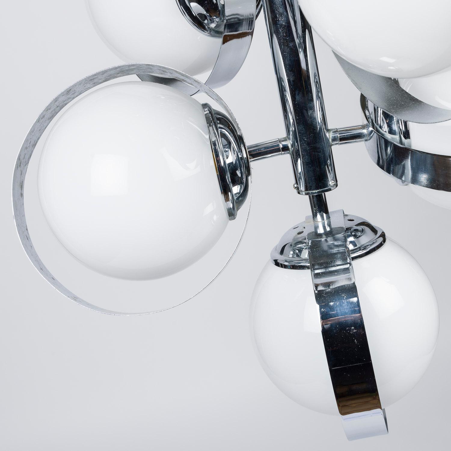 Europeo Lampada a sospensione cromata degli anni '70 con paralume a globo in vetro bianco in vendita