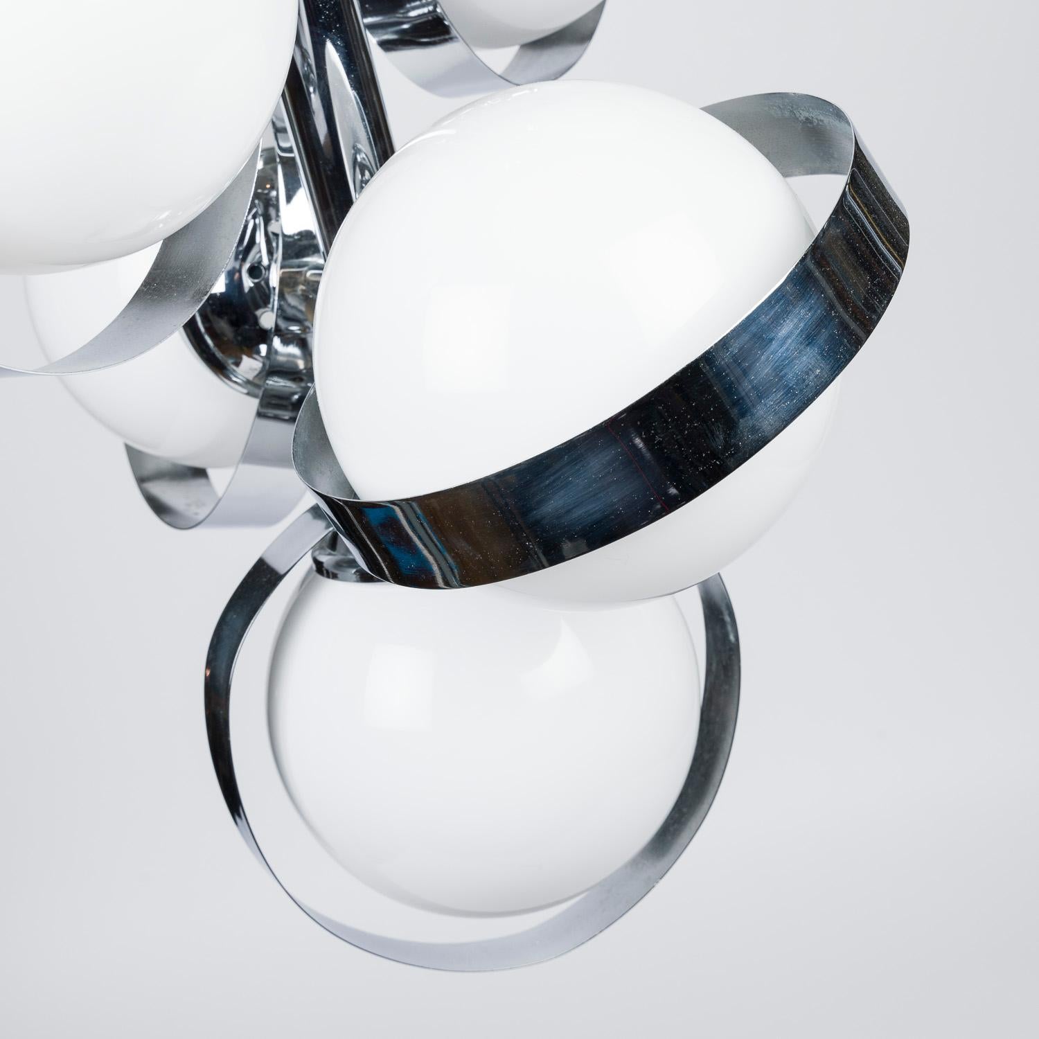 Lampada a sospensione cromata degli anni '70 con paralume a globo in vetro bianco In condizioni buone in vendita a London, GB