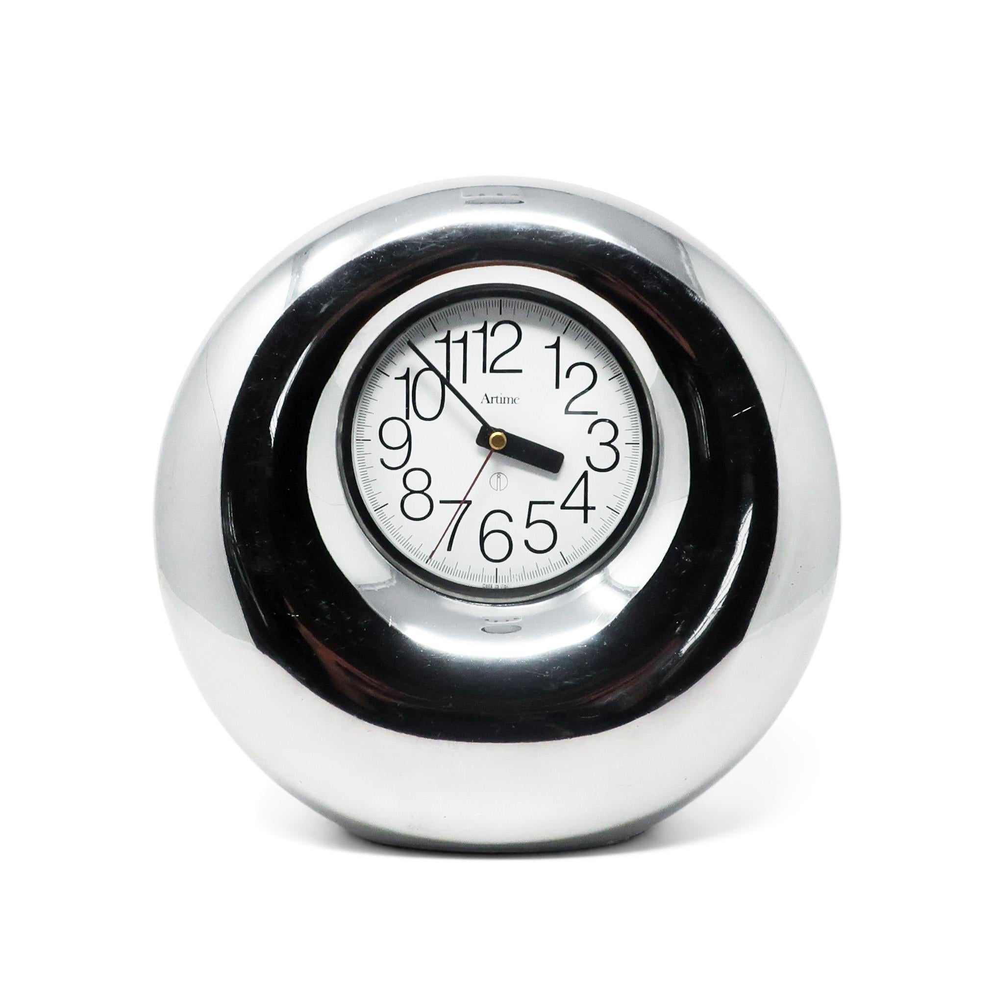 Conçue par Bruno Ponzio pour la société d'horlogerie italienne Artime, cette horloge de table présente un fabuleux style moderne du milieu du siècle (à la limite du postmoderne).   Un design simple et minimal, avec notamment un boîtier en plastique
