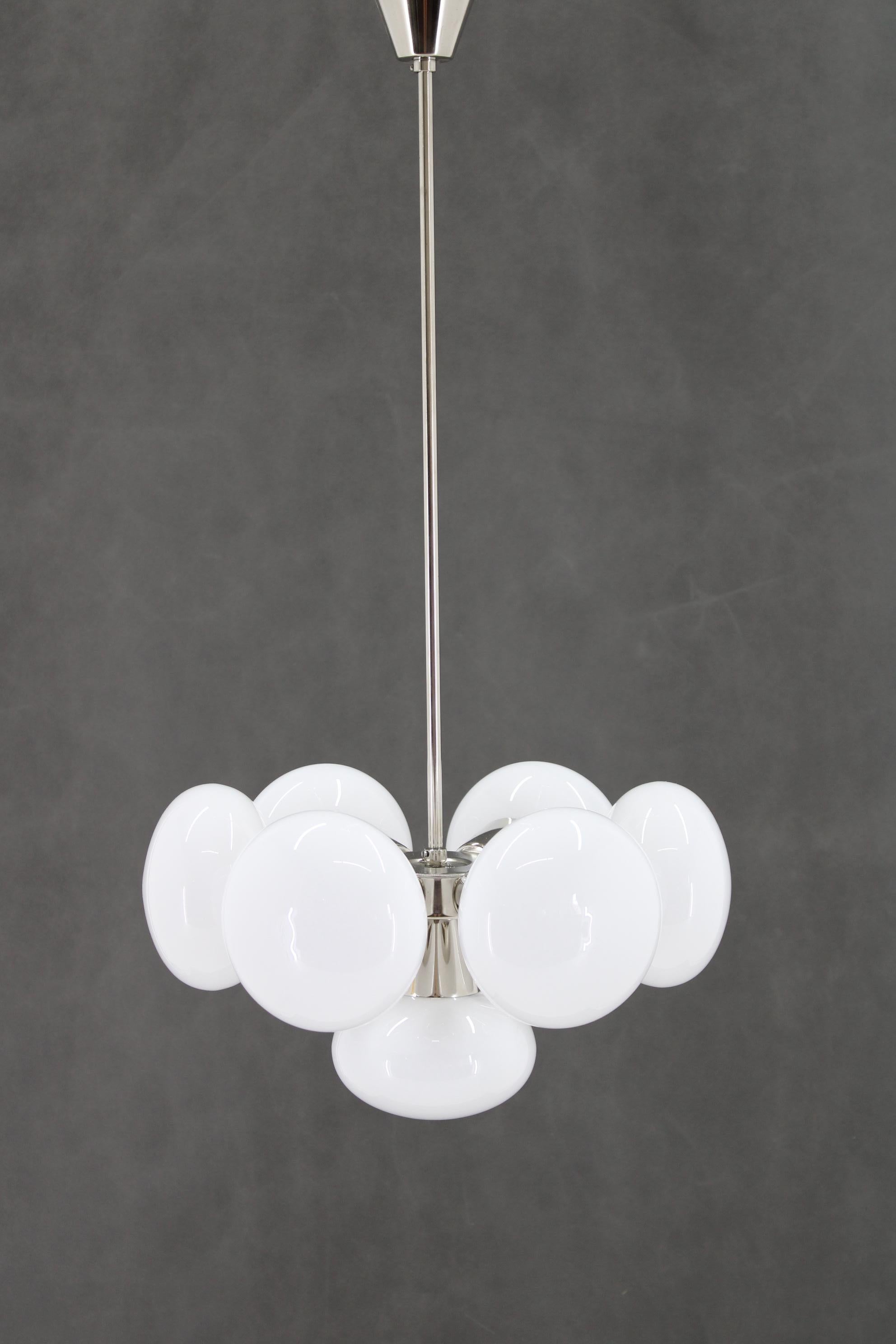 - Pulito e lucidato
- 6x , lampadine E12-E14
- Compatibile con il cablaggio degli Stati Uniti
- Buone condizioni originali con lievi segni d'uso