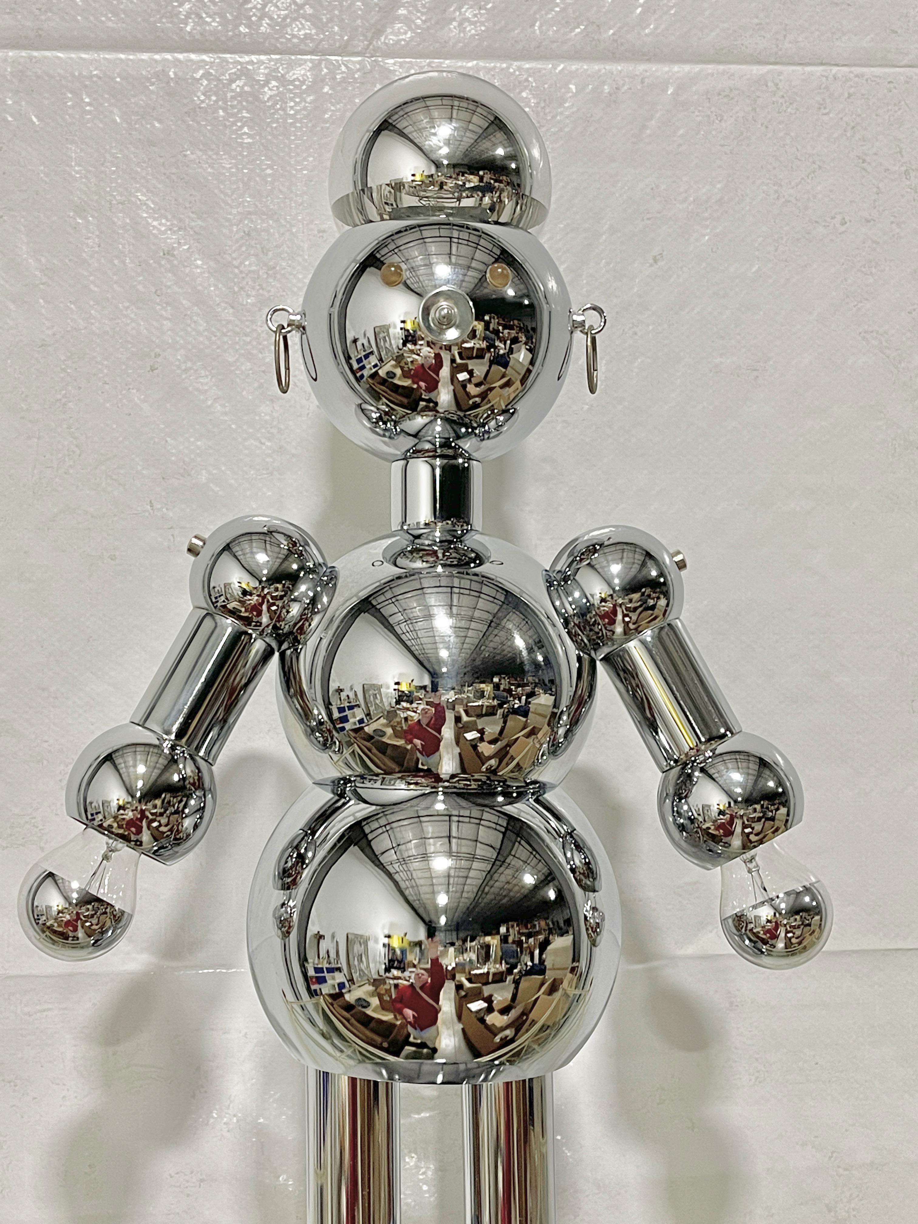 Muy deseable lámpara de pie robot cromada de Torino Lamps, 1978.
A menudo se cree que es de origen italiano, este robot y otras lámparas de personajes fueron diseñados y producidos en Florida por Atrio Consolidated Industries, Inc. dba Torino Lamps