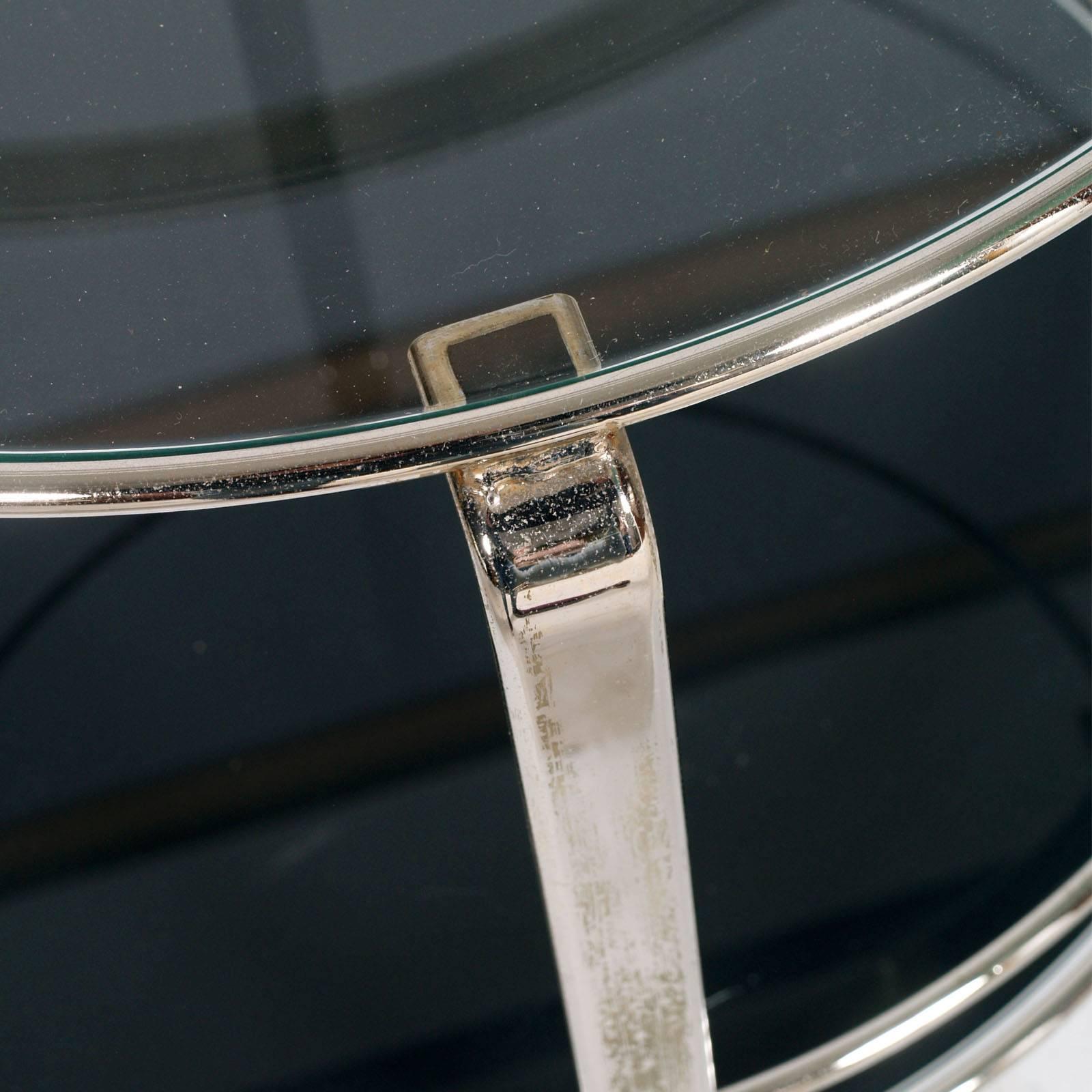 Französischer runder Cocktail-Barwagen aus verchromtem Metall der 1970er Jahre mit Rauchglas darunter und transparentem Kristall darüber.
Ausgezeichnete Bedingungen
Maße in cm: Höhe 80, Durchmesser 65.