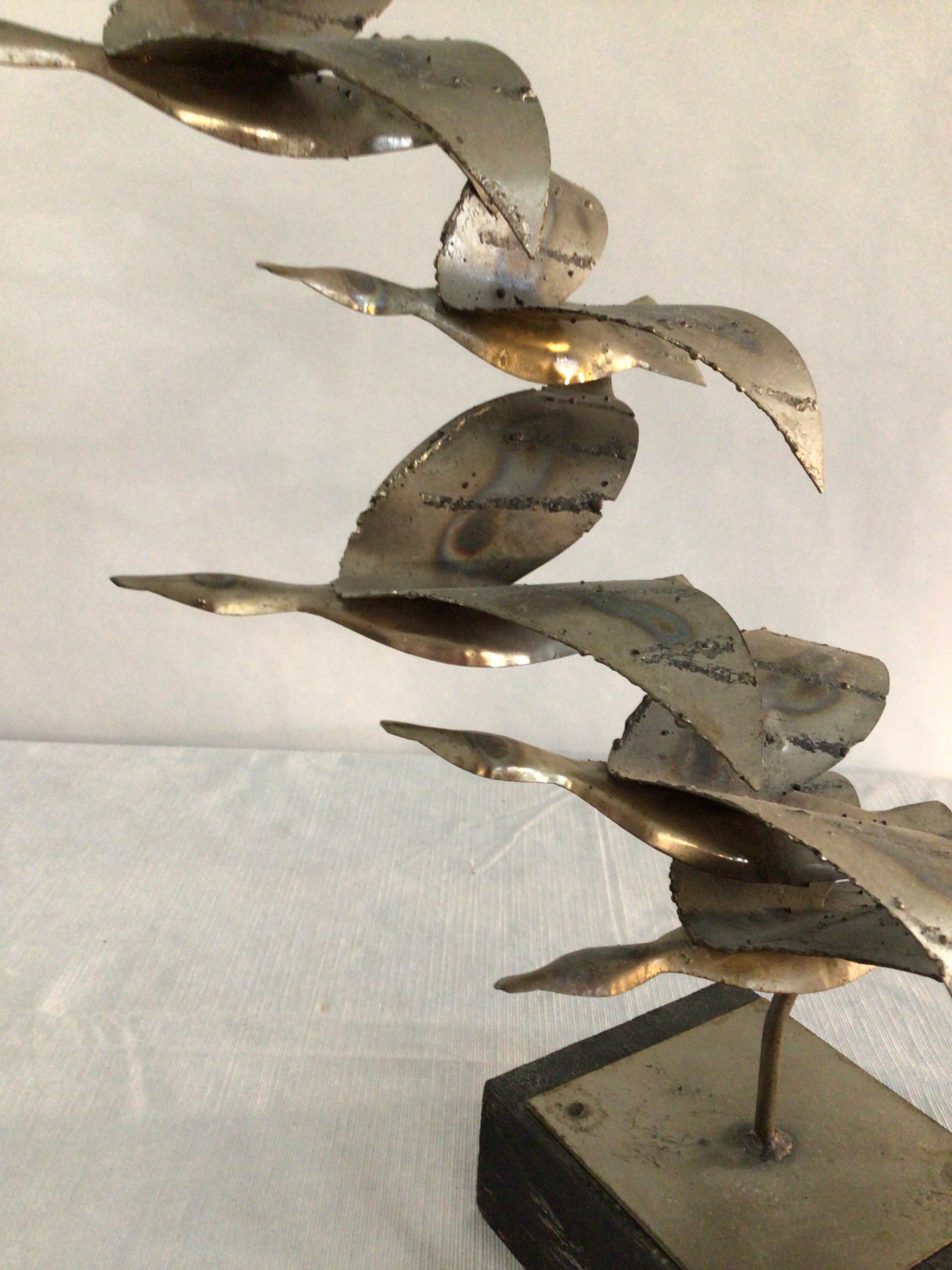 Inconnu Sculpture chromée des années 1970 d'oiseaux en vol sur socle en bois peint en vente