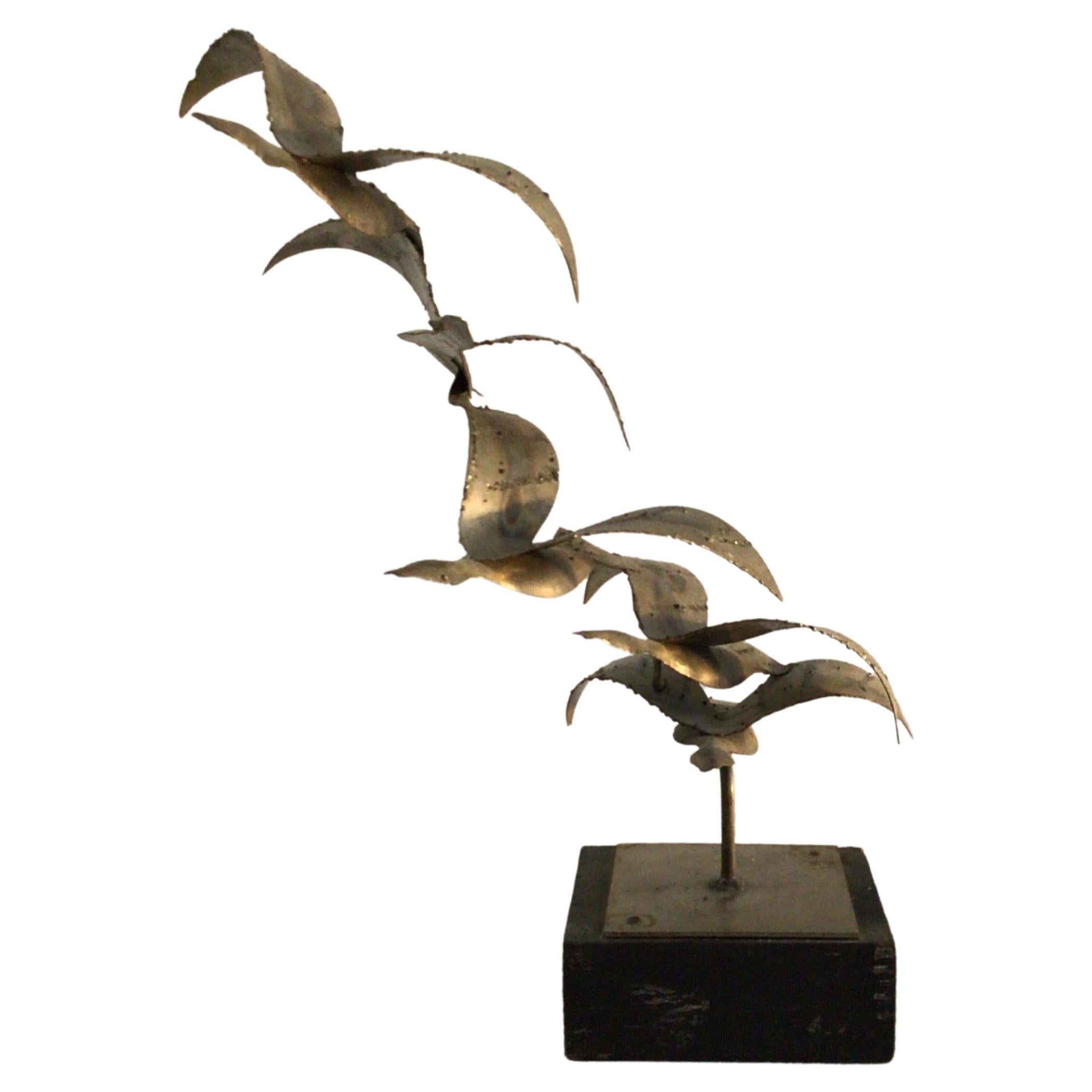 Sculpture chromée des années 1970 d'oiseaux en vol sur socle en bois peint en vente