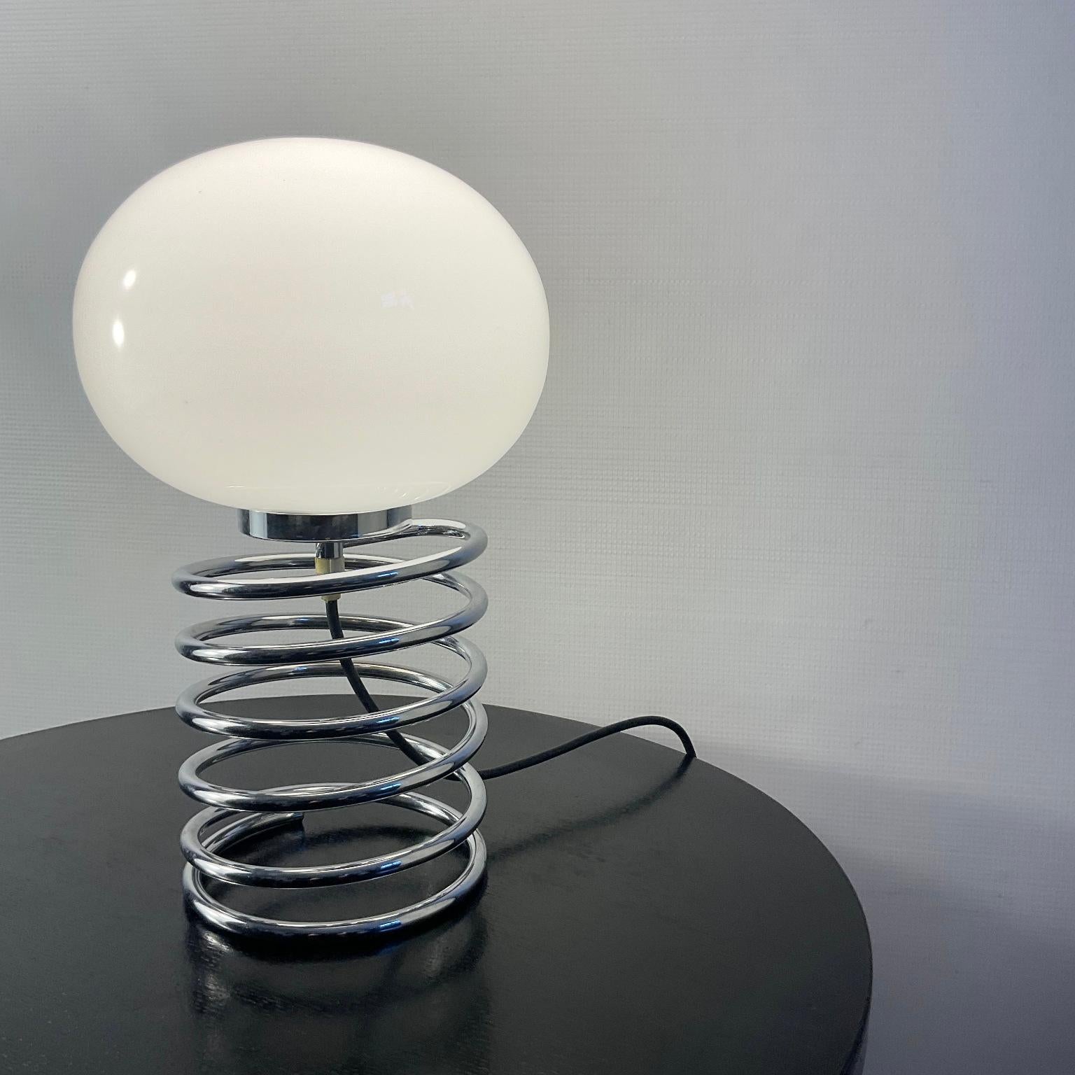 Lampe de table des années 1970 attribuée à Ingo Maurer en forme de printemps en vente 2