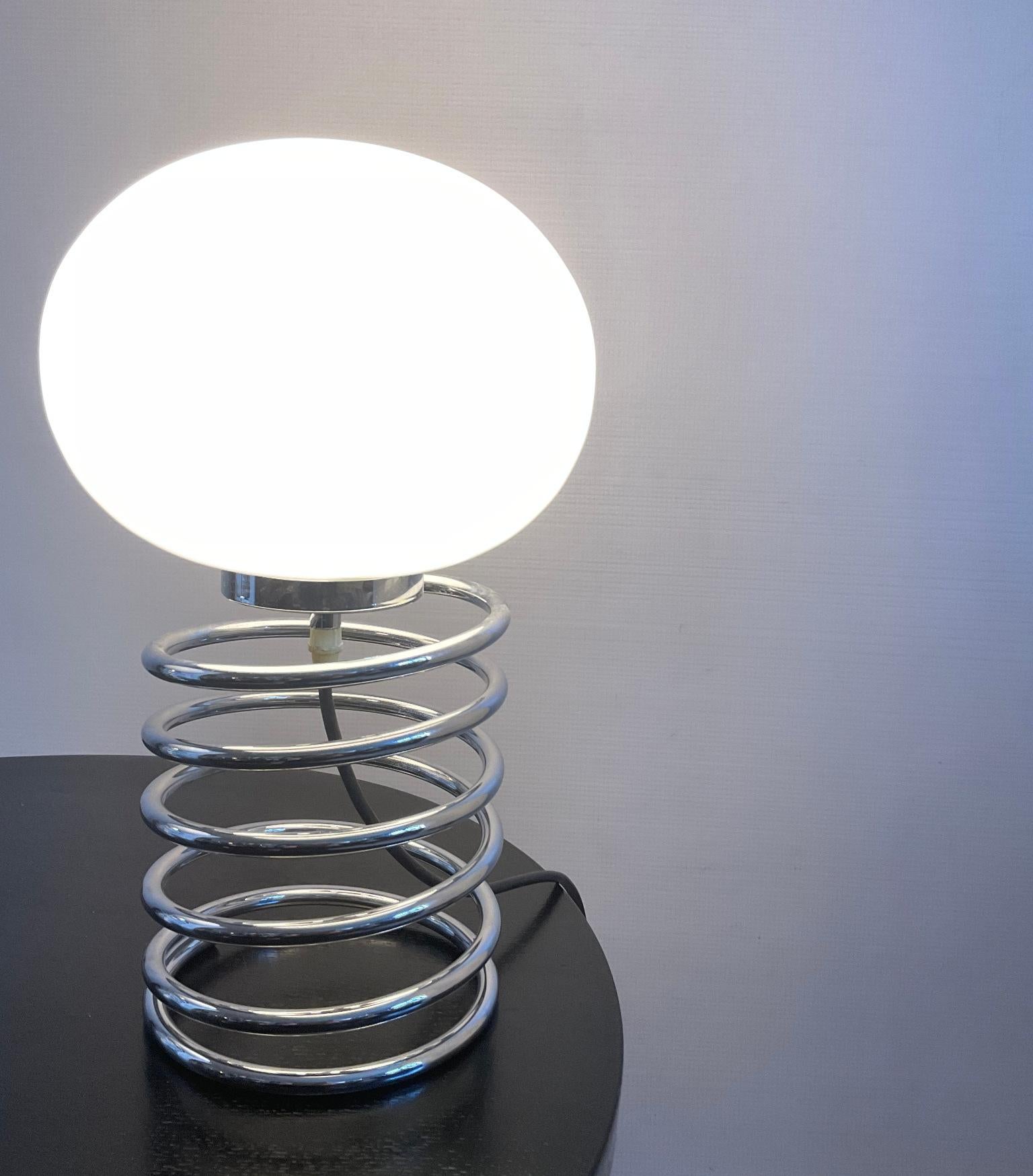 Lampe de table à ressort en chrome des années 1970 avec abat-jour en verre opalin blanc attribué à Ingo Maurer pour M.Design
Prix indiqué pour une lampe
