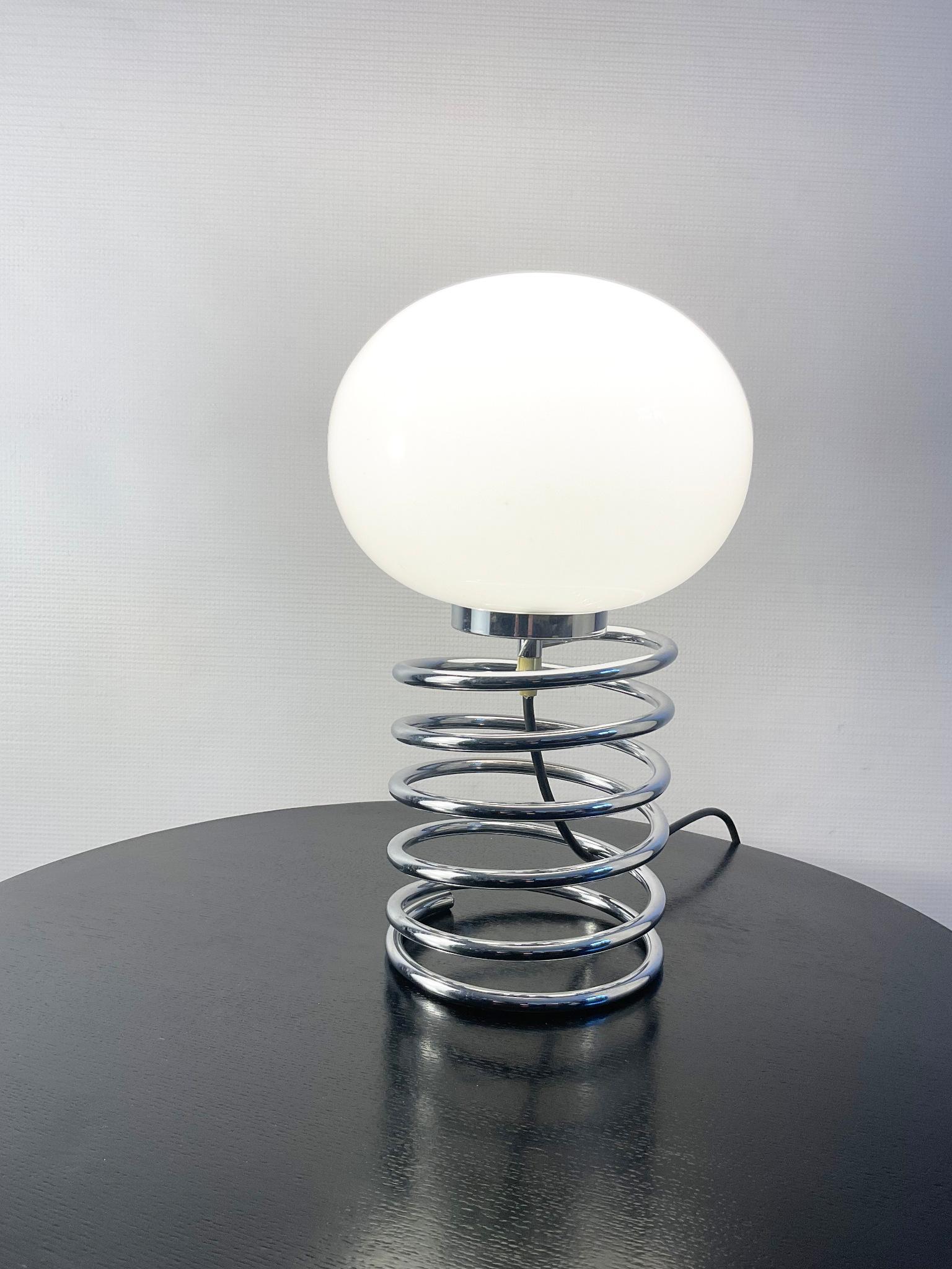Allemand Lampe de table des années 1970 attribuée à Ingo Maurer en forme de printemps en vente