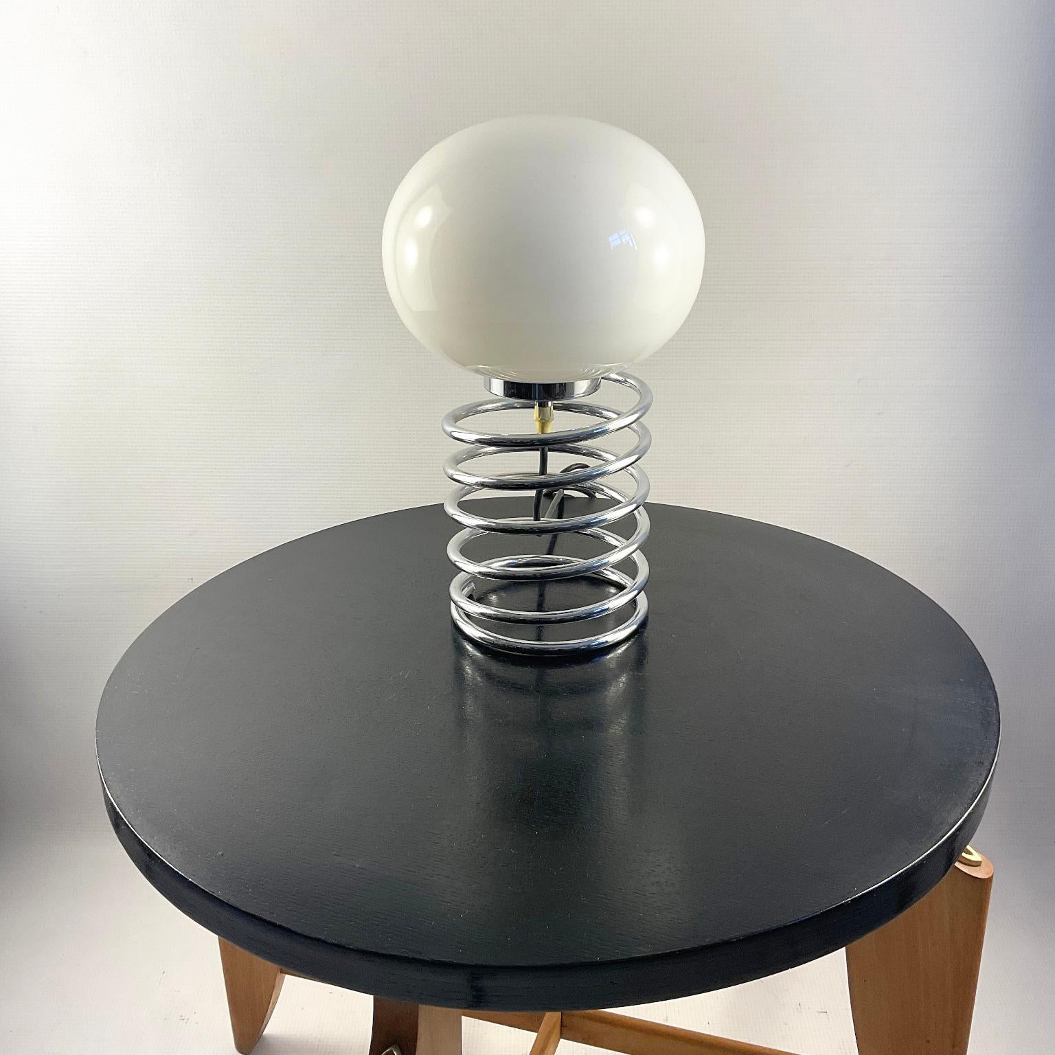 Lampe de table des années 1970 attribuée à Ingo Maurer en forme de printemps en vente 1
