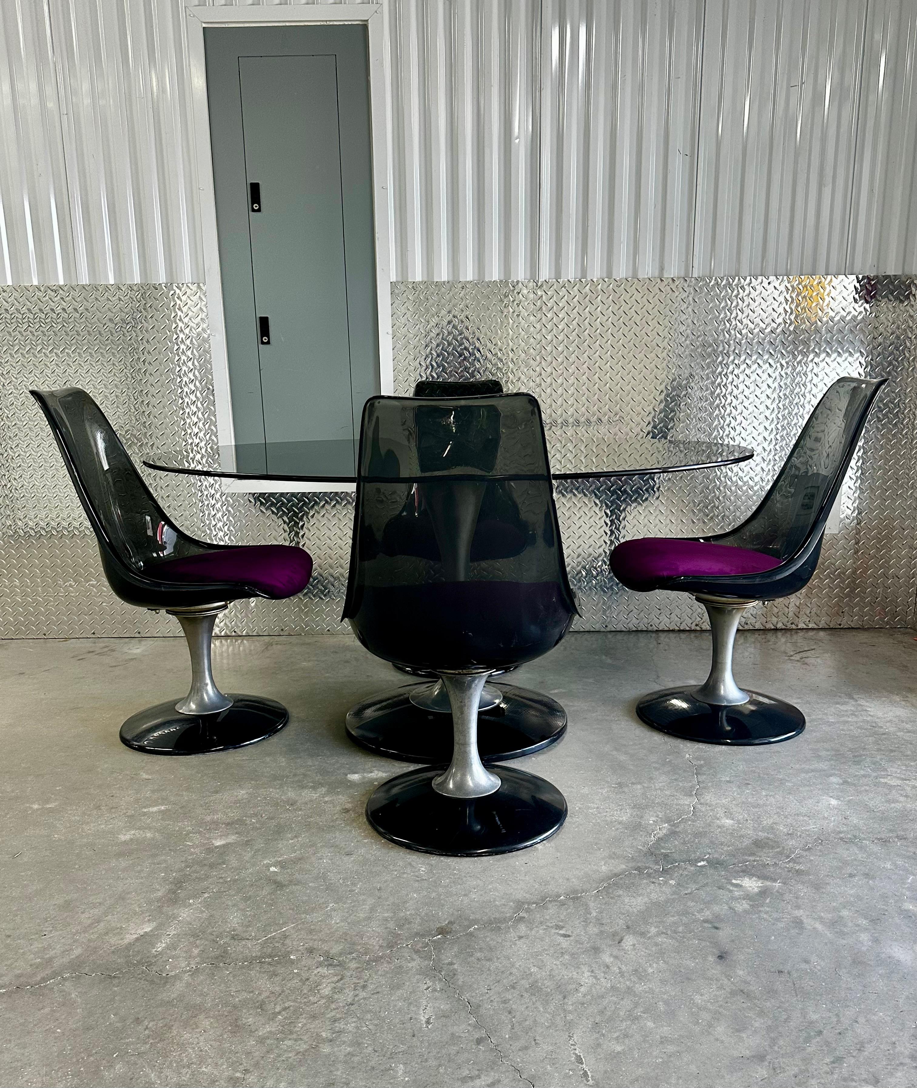 On offer on this occasion is one of the most stunning,  timeless, tulip swivel chairs and table you could hope to find. Outstanding design is exhibited throughout. The beautiful set is statement piece and packed with personality!  Just look at the