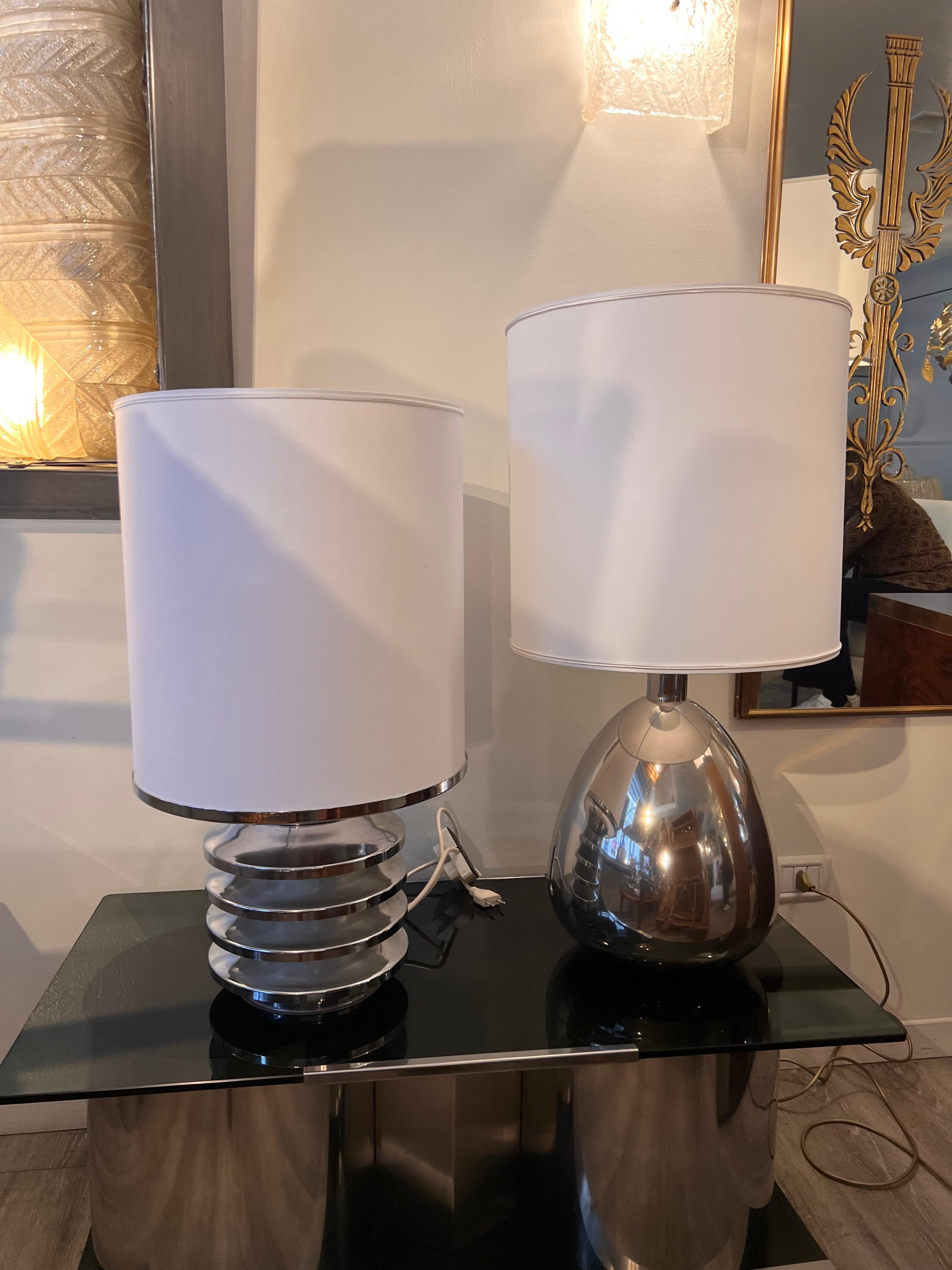 20th Century 1970s Chromed Egg-Shaped Steel with White Lampshade Table Lamp For Sale