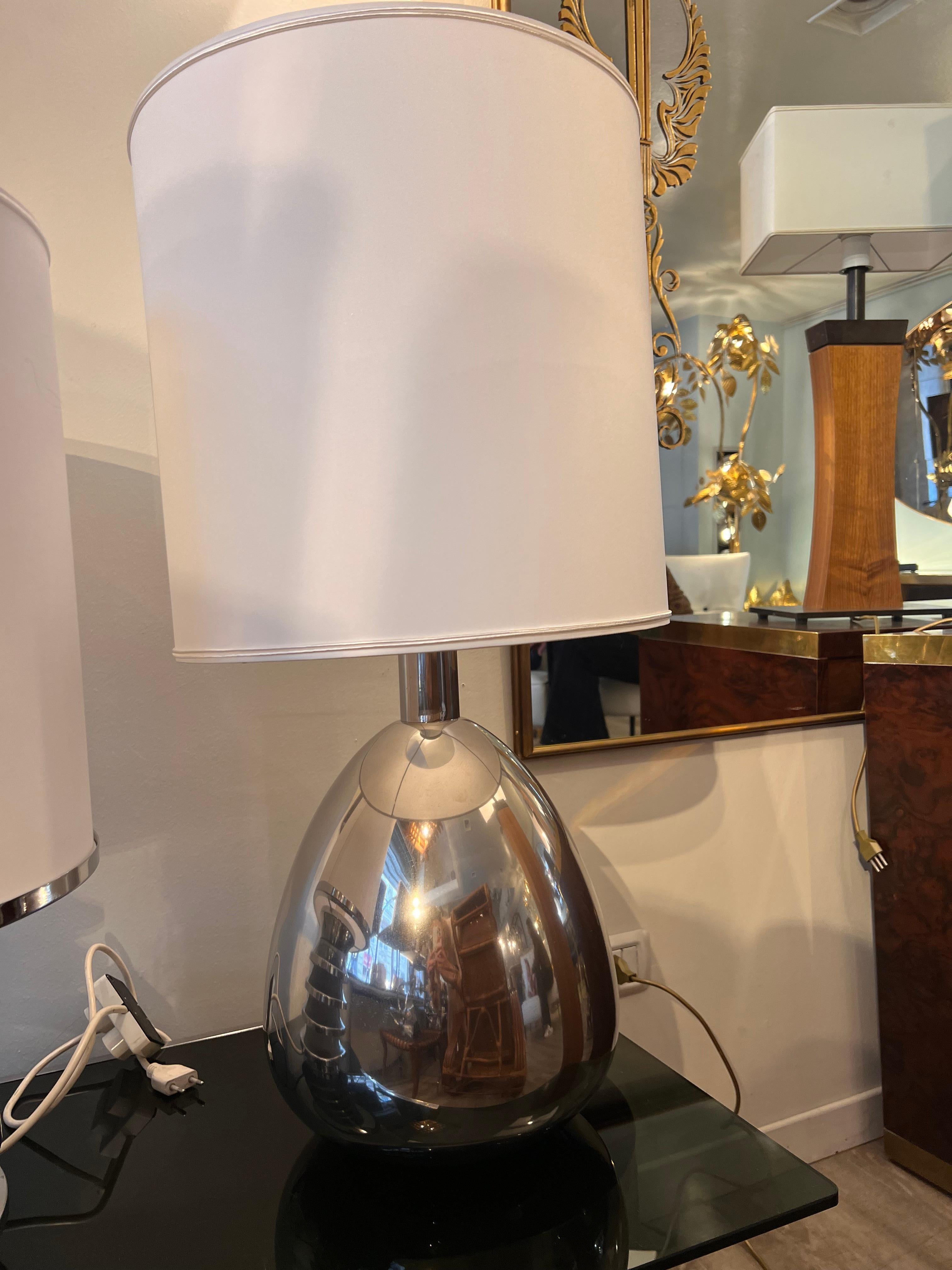 1970s Chromed Egg-Shaped Steel with White Lampshade Table Lamp For Sale 1