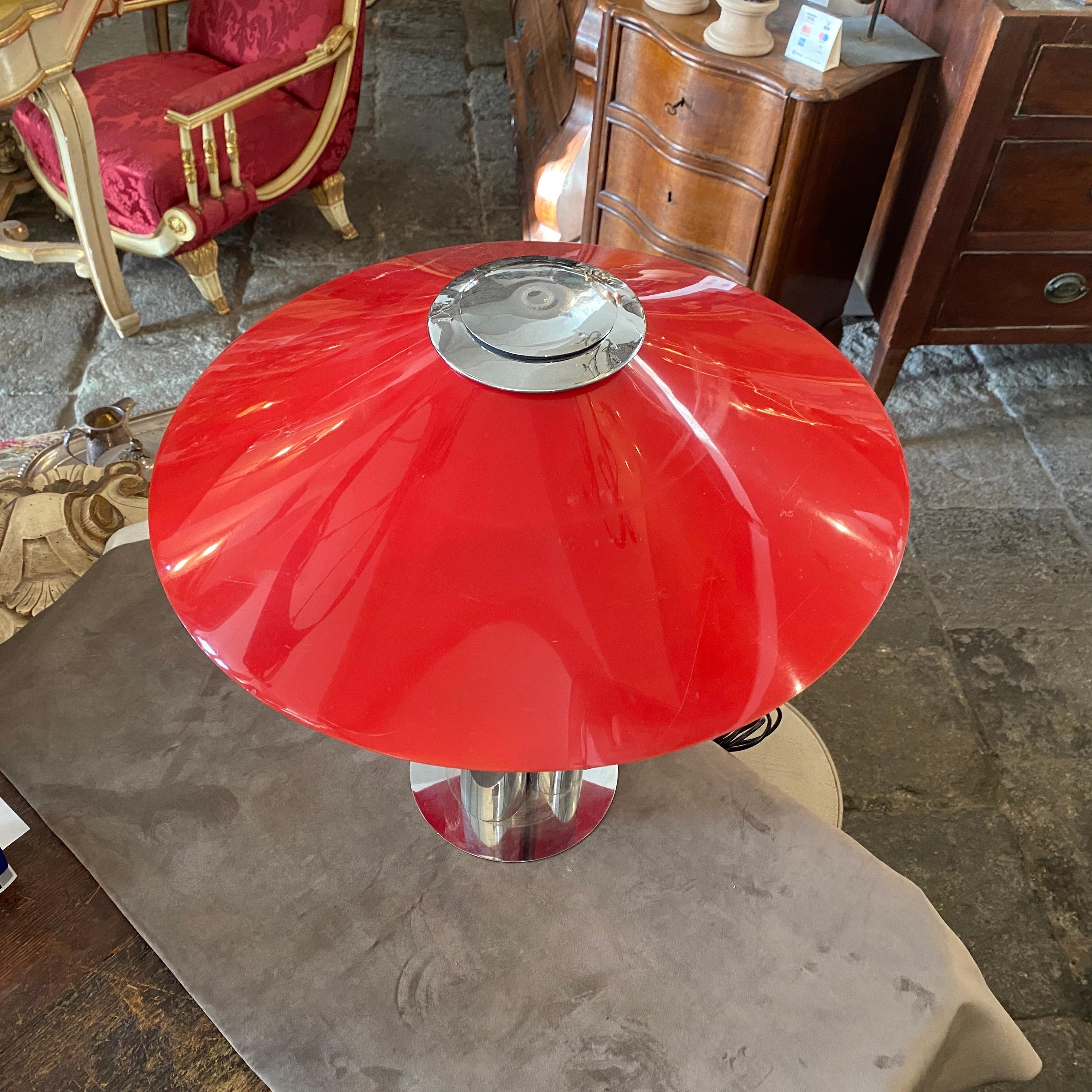 1970s Chromed Metal and Red Acrylic Space Age Italian Table Lamp In Good Condition For Sale In Aci Castello, IT