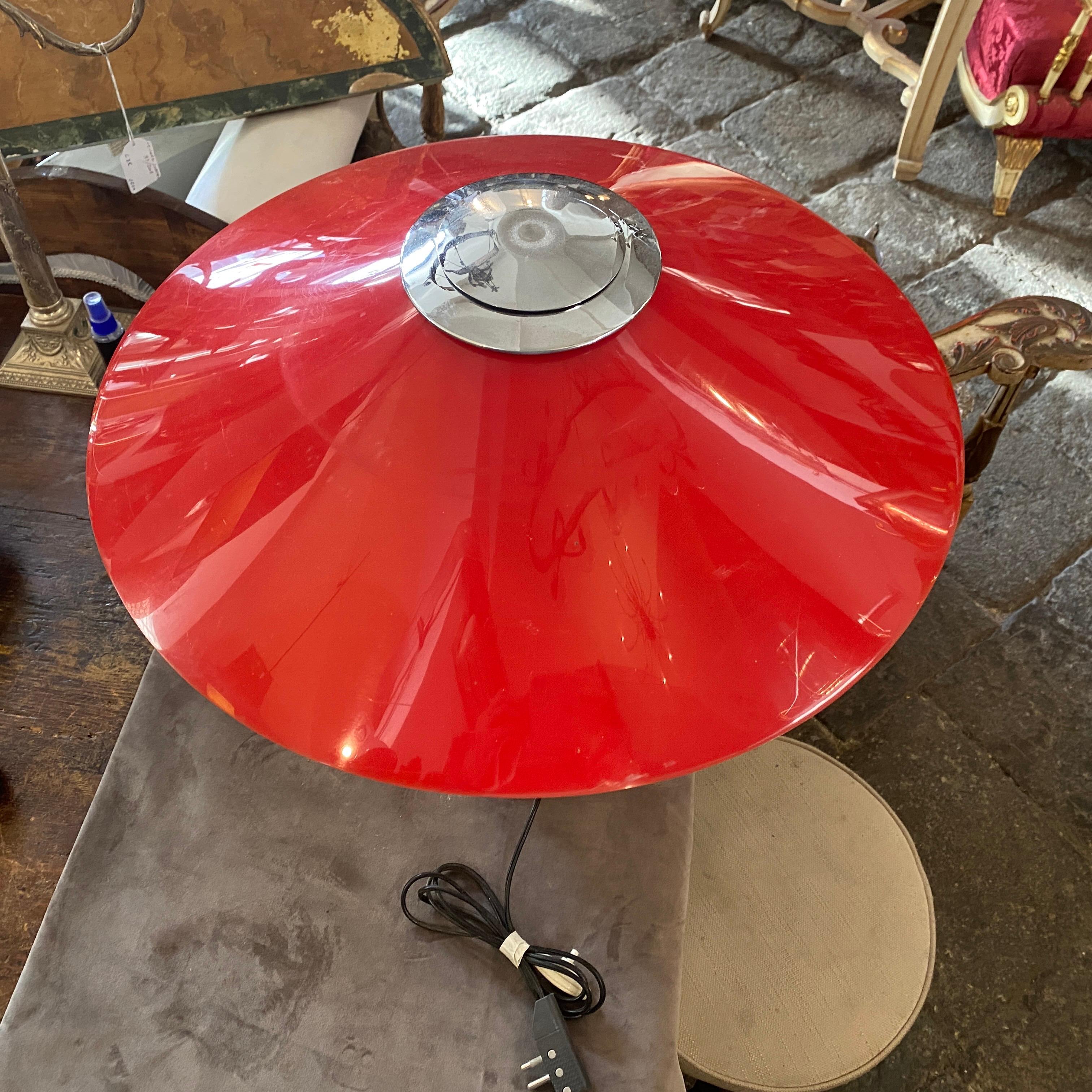 1970s Chromed Metal and Red Acrylic Space Age Italian Table Lamp For Sale 4