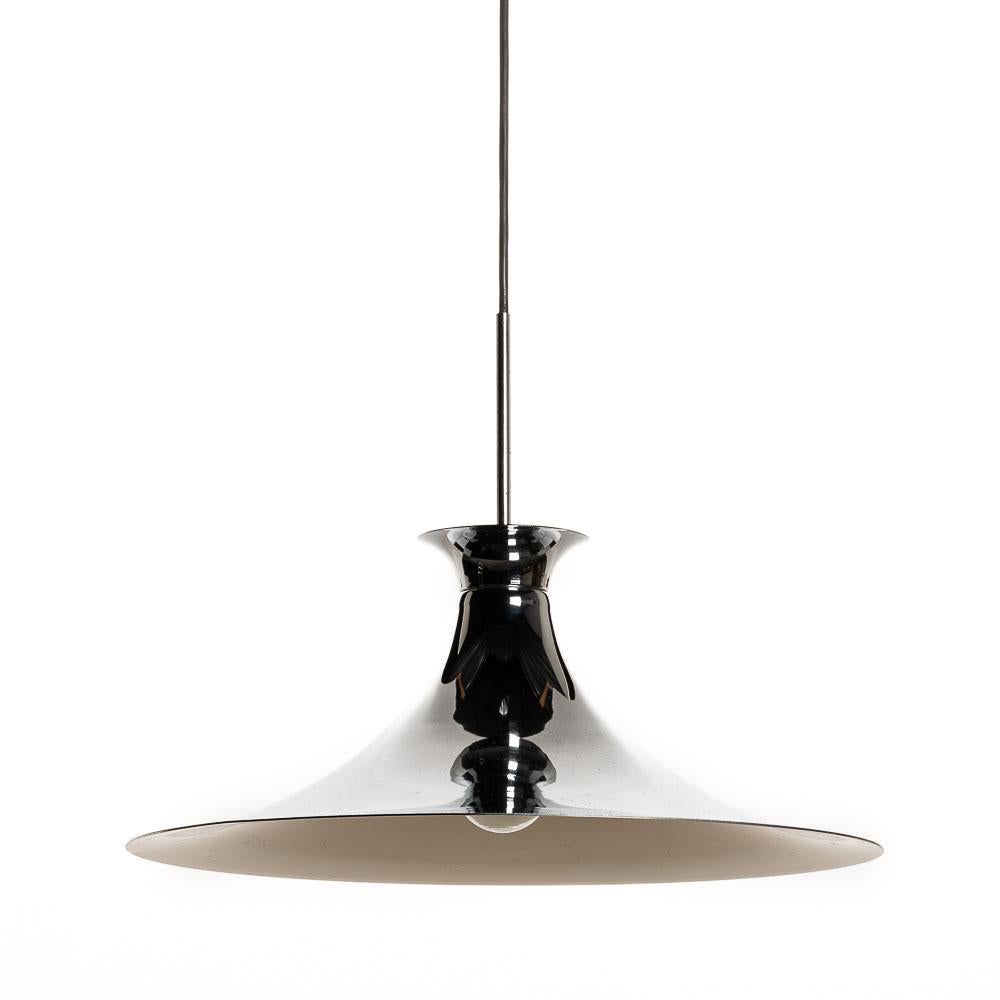 Metal diffuser with a soft white inner tone to soften the light.