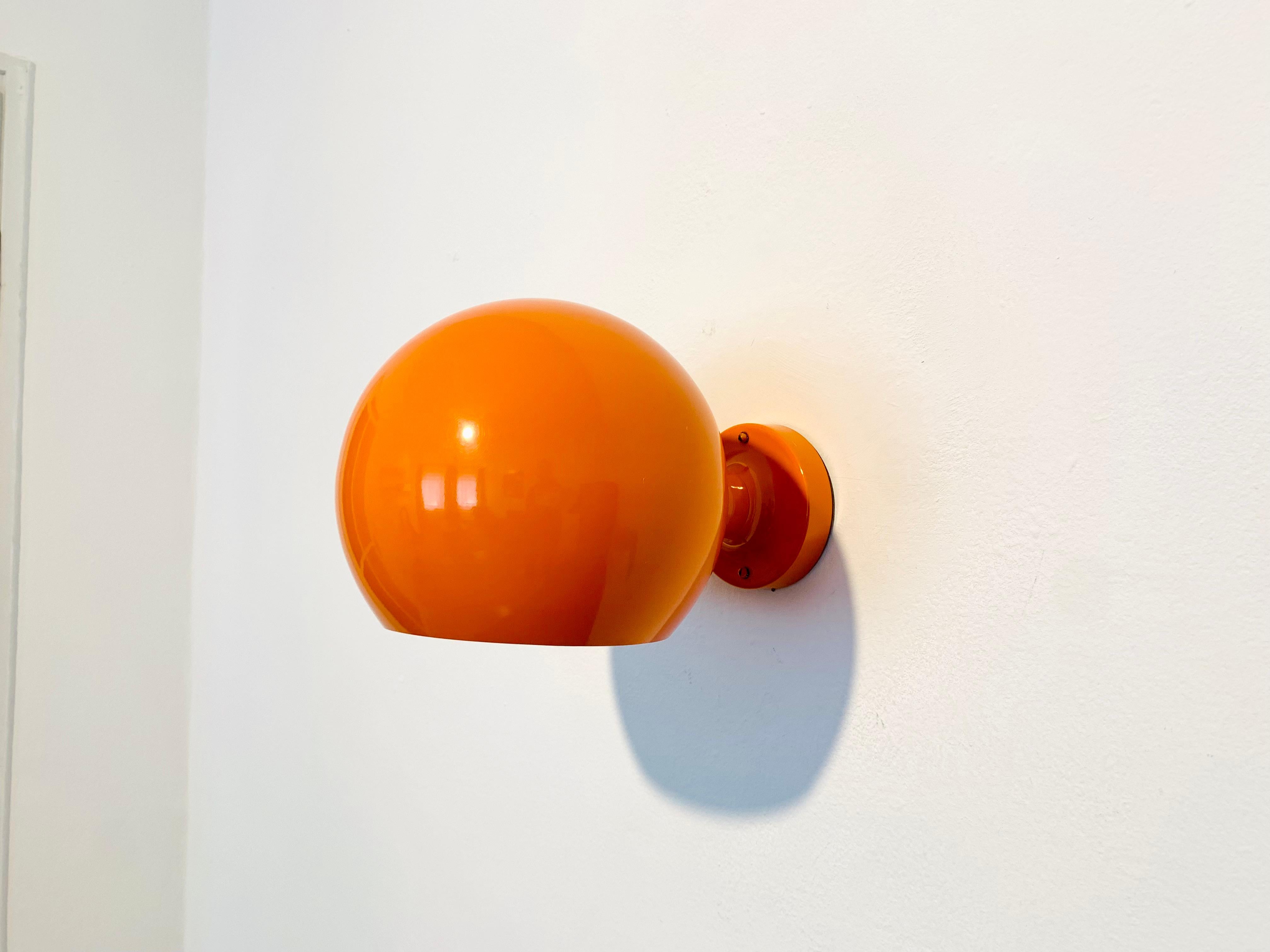 Bellissima lampada da parete Pop Art degli anni '70.
Un bel design ridotto.
Lavorazione di altissima qualità.
La testa della lampada può essere ruotata.

Produttore: Cosack

Condizioni:

Condizioni vintage molto buone con lievi segni di usura dovuti