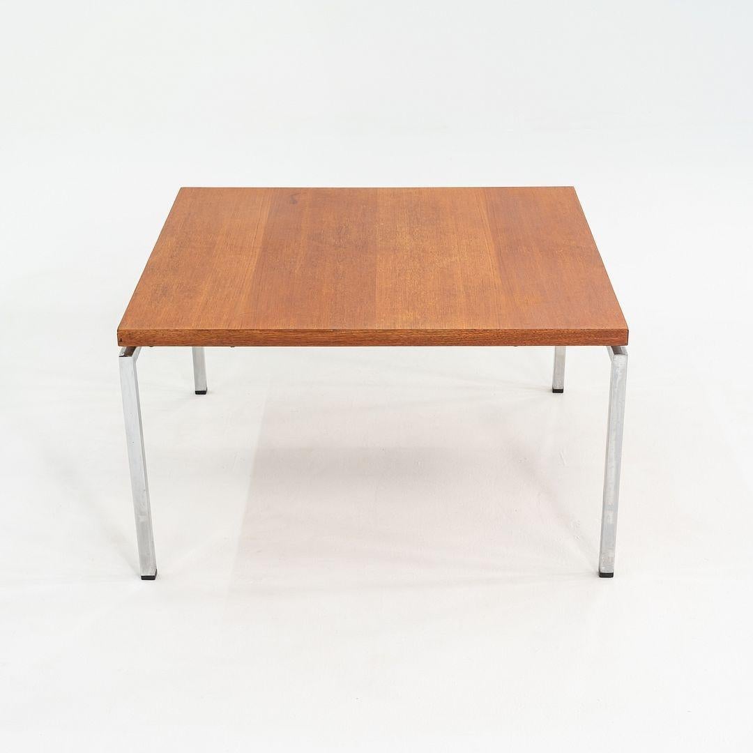 Il s'agit d'une table basse ou d'appoint carrée, avec un plateau en bois de teck et une structure tubulaire carrée en acier chromé. Cette pièce date des années 1970 et nous pensons qu'elle a été fabriquée au Danemark. Il présente des lignes pures et