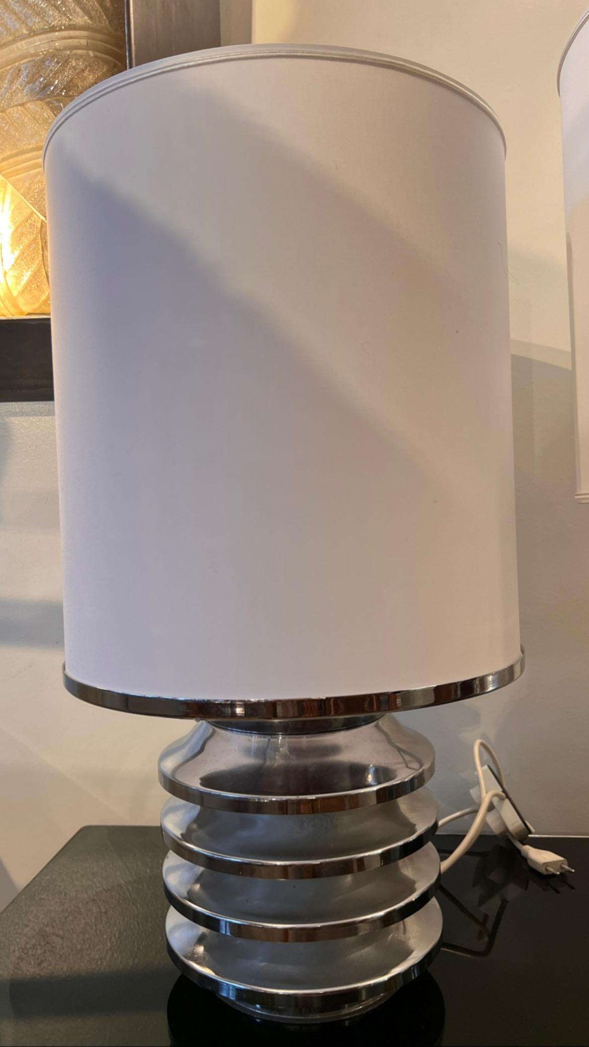 STAHL-TISCHLAMPE MIT WEISSEM ZYLINDER-SCHIRM-- 70er Jahre

  Befehl zur Zündung auch für die Basis

  Durchmesser 25 cm - Höhe mit Lampenschirm 68 cm

