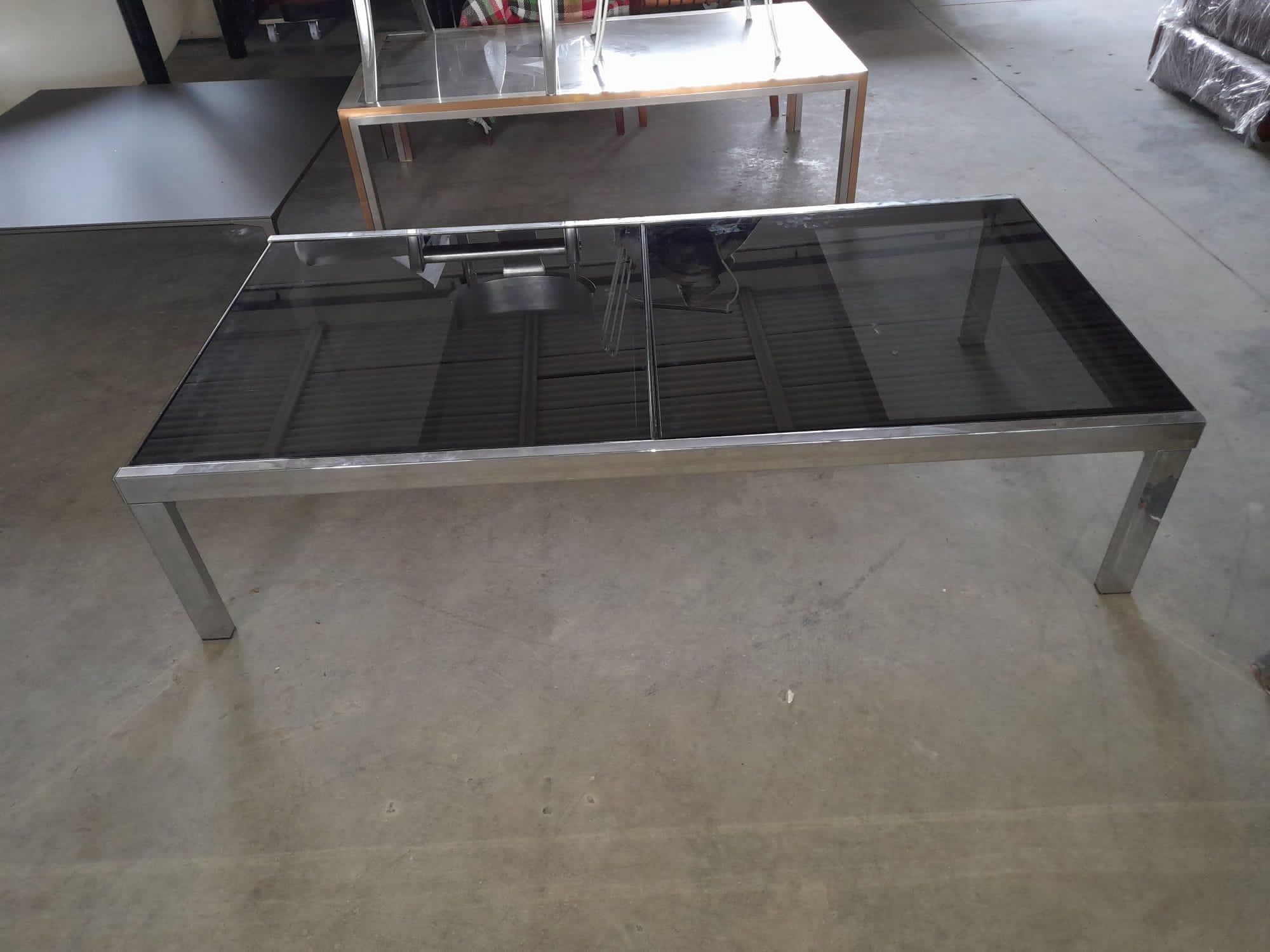1970s Chromed steel Smoked Glass Extendable Coffee Table attributed to Knoll
size: D 80 cm x H 35 x W 155 /235 cm 
Original glasses, Very good condition, no restoration needed.
A video is available upon request.

 
