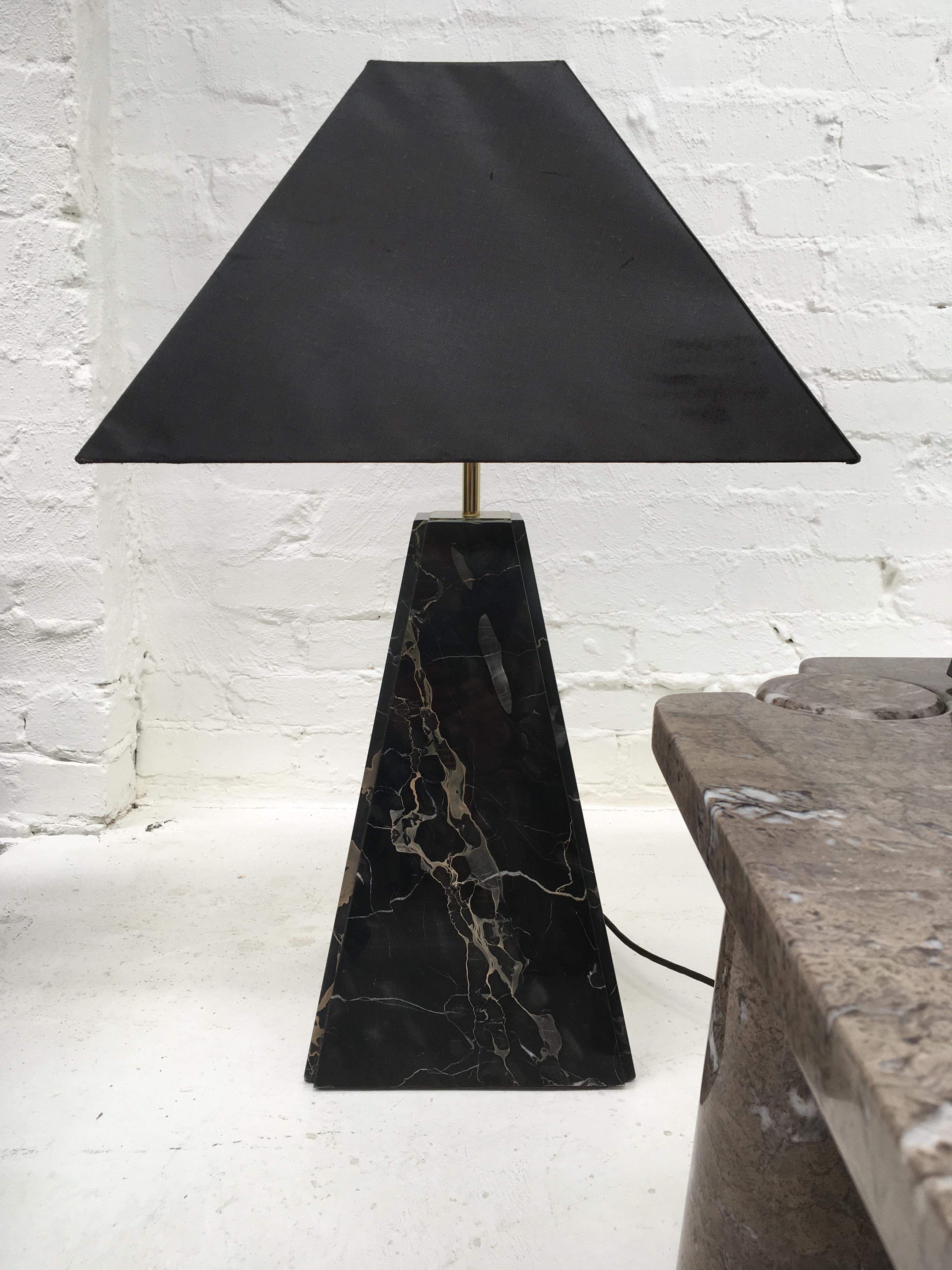 Paar Pyramidenlampen aus schwarzem Marmor im Cini Boeri-Stil, Abat Jour, 1970er Jahre im Angebot 4