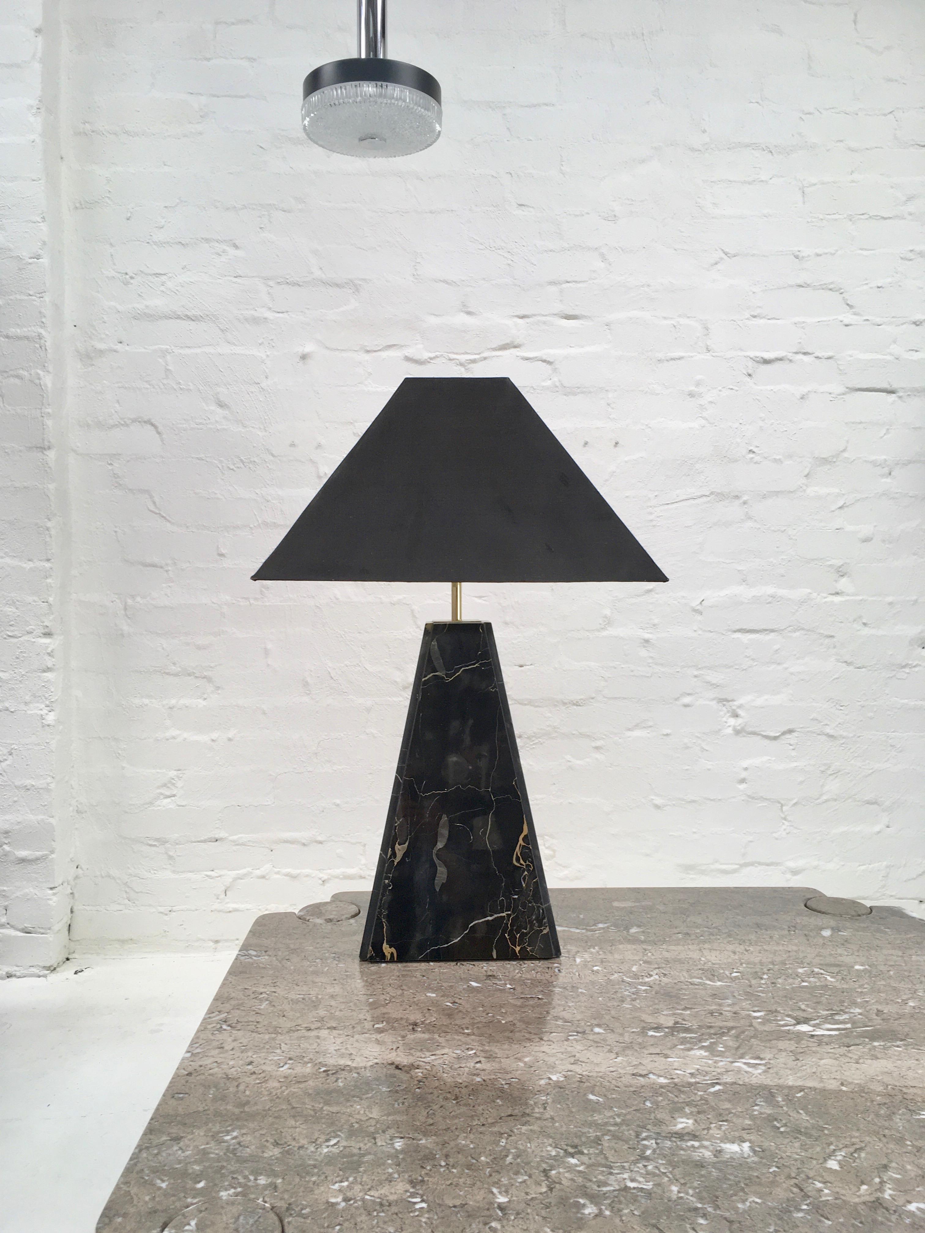 Paar Pyramidenlampen aus schwarzem Marmor im Cini Boeri-Stil, Abat Jour, 1970er Jahre im Angebot 7