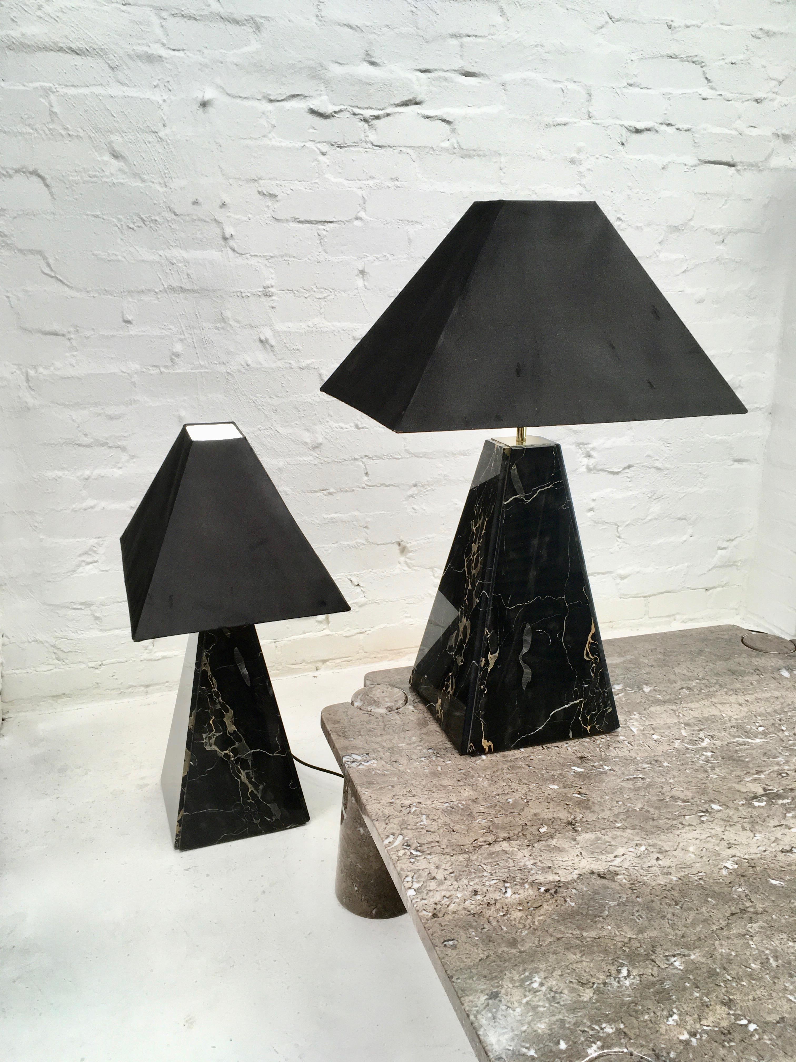 Paar Pyramidenlampen aus schwarzem Marmor im Cini Boeri-Stil, Abat Jour, 1970er Jahre im Angebot 8