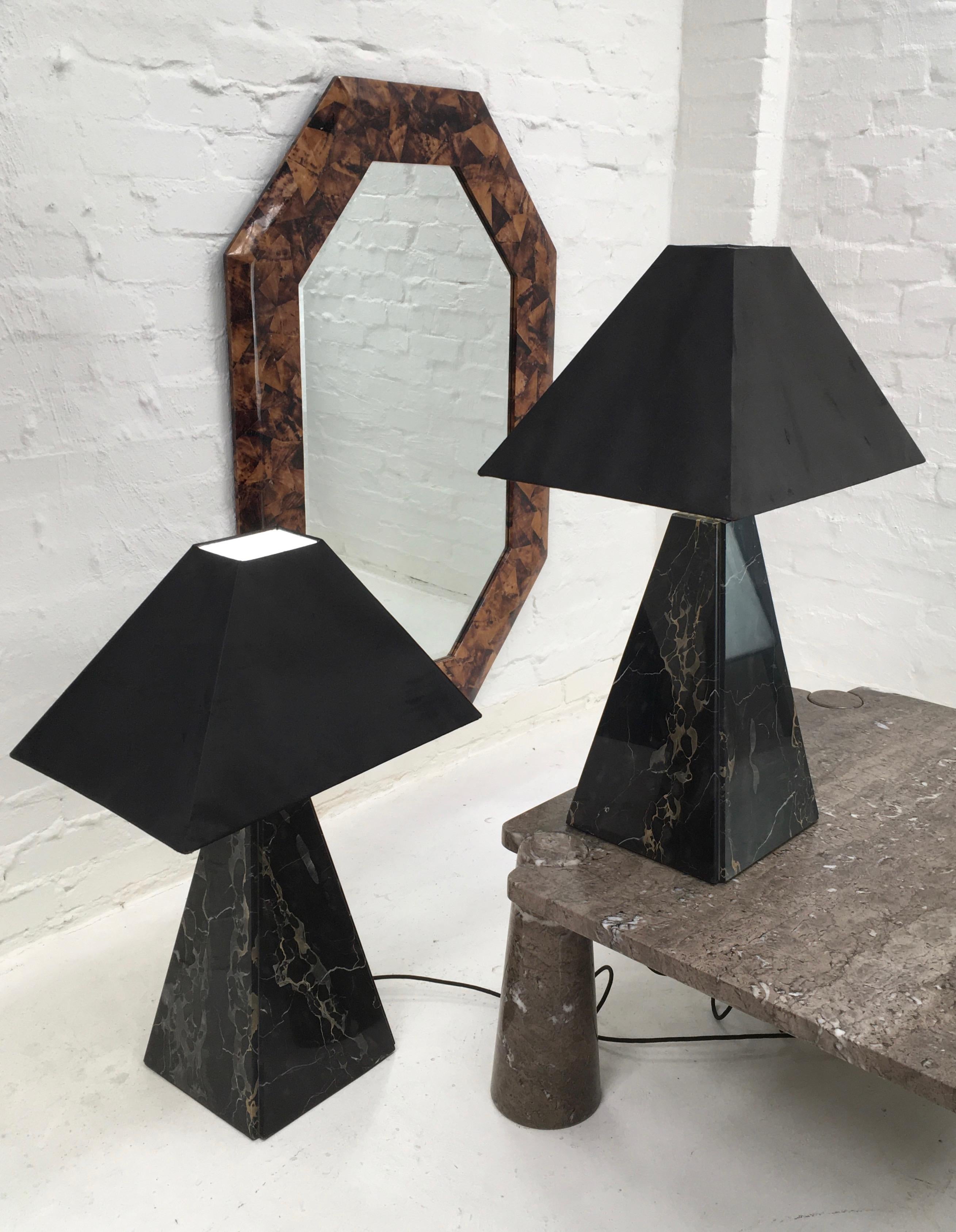 Paar Pyramidenlampen aus schwarzem Marmor im Cini Boeri-Stil, Abat Jour, 1970er Jahre (Brutalismus) im Angebot