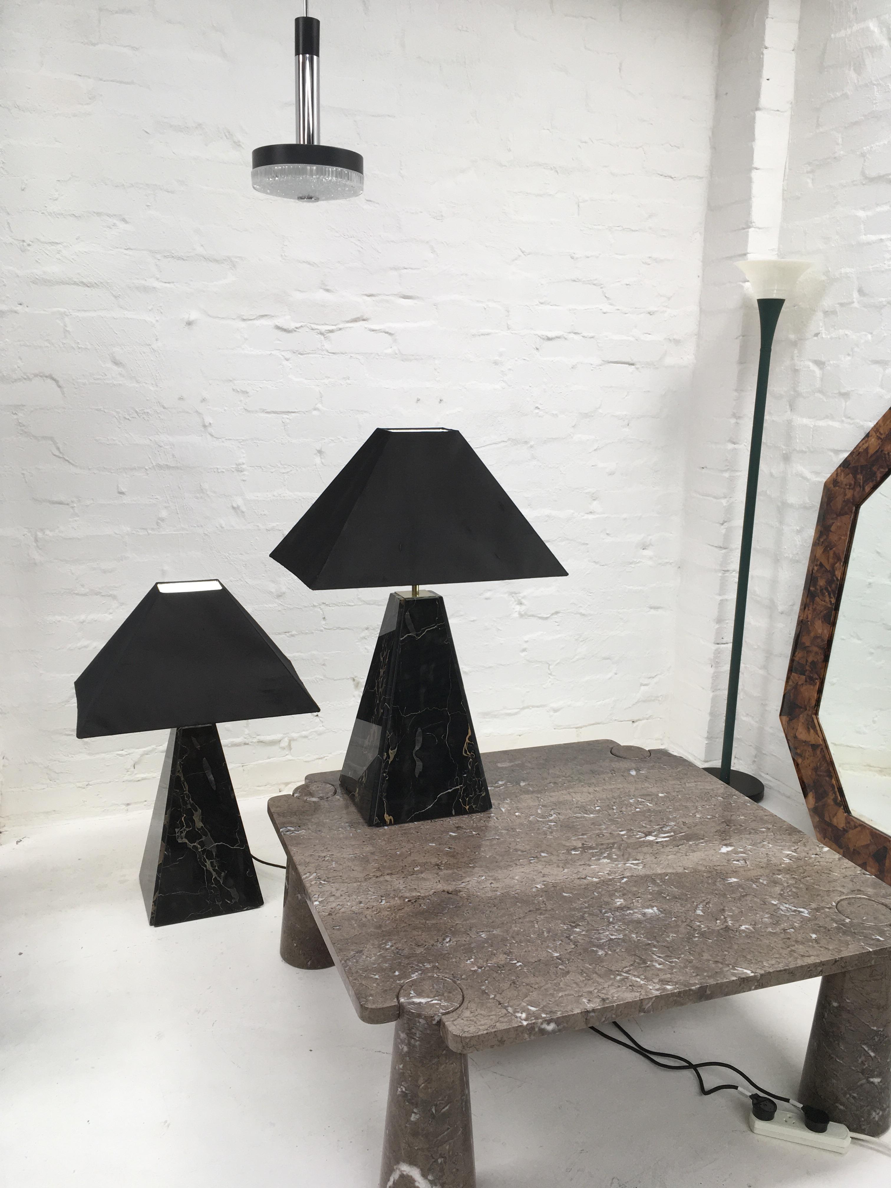 Paar Pyramidenlampen aus schwarzem Marmor im Cini Boeri-Stil, Abat Jour, 1970er Jahre (Italienisch) im Angebot