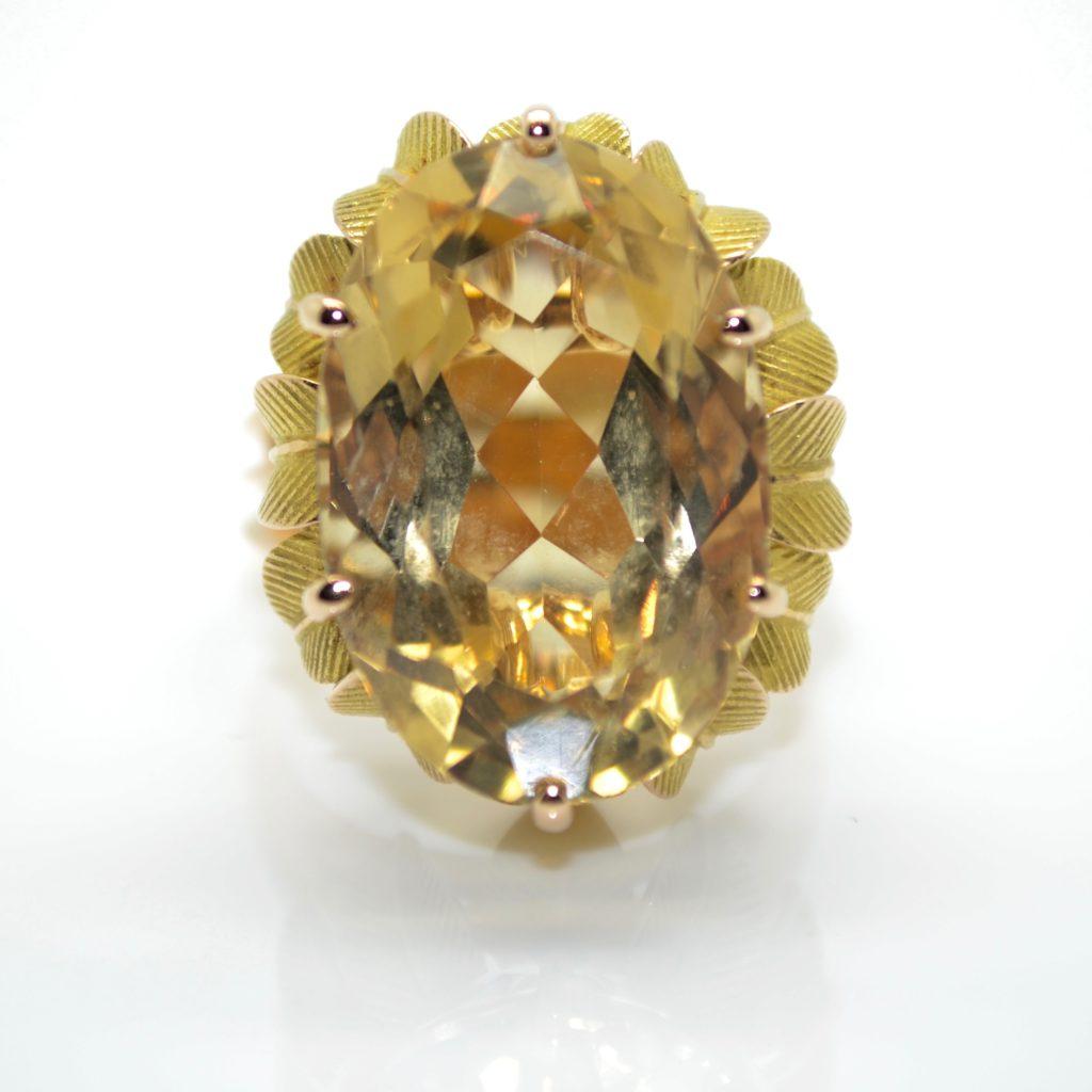French Vintage ring, circa 1970
This big ring weighting 13,70g has French assay marks (eagle's head for 18 karat gold).
Made of pink gold, the ring is centrally set with a citrine weighting approximatively 17 carats.
Notice the beautiful leaves