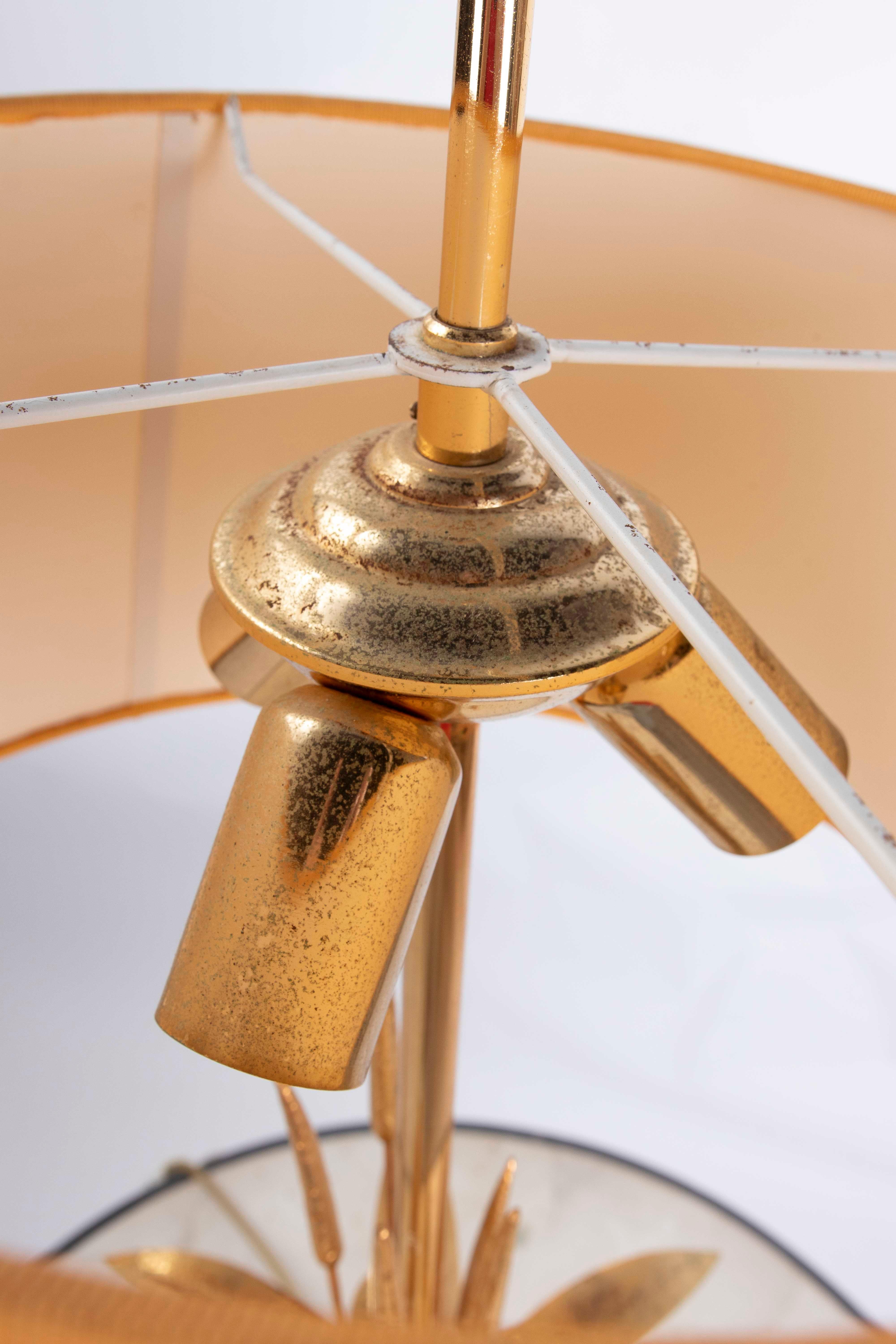 1970 Classic lampe à pied en métal doré avec feuilles sur la base en vente 7