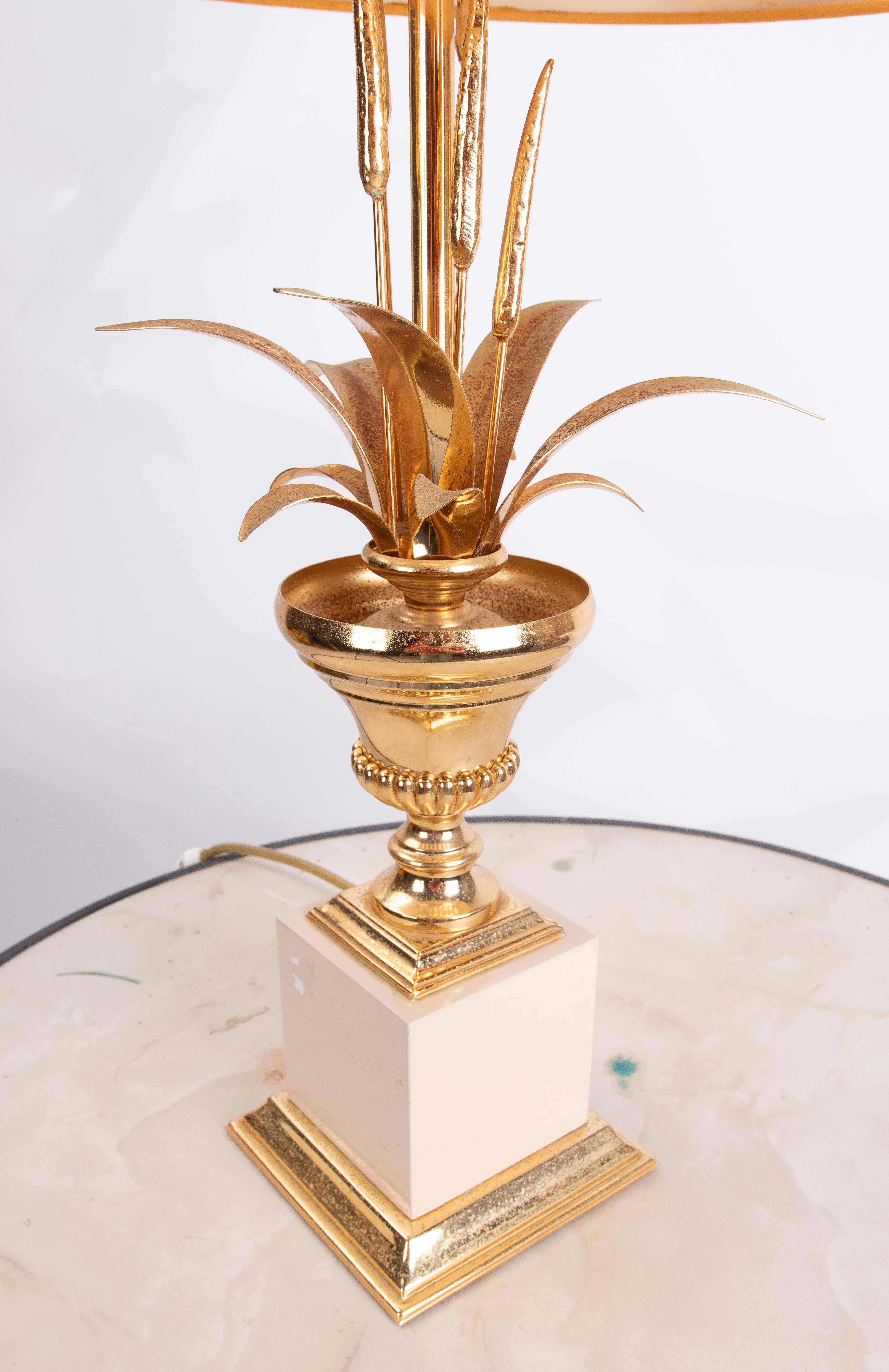 1970 Classic lampe à pied en métal doré avec feuilles sur la base en vente 8