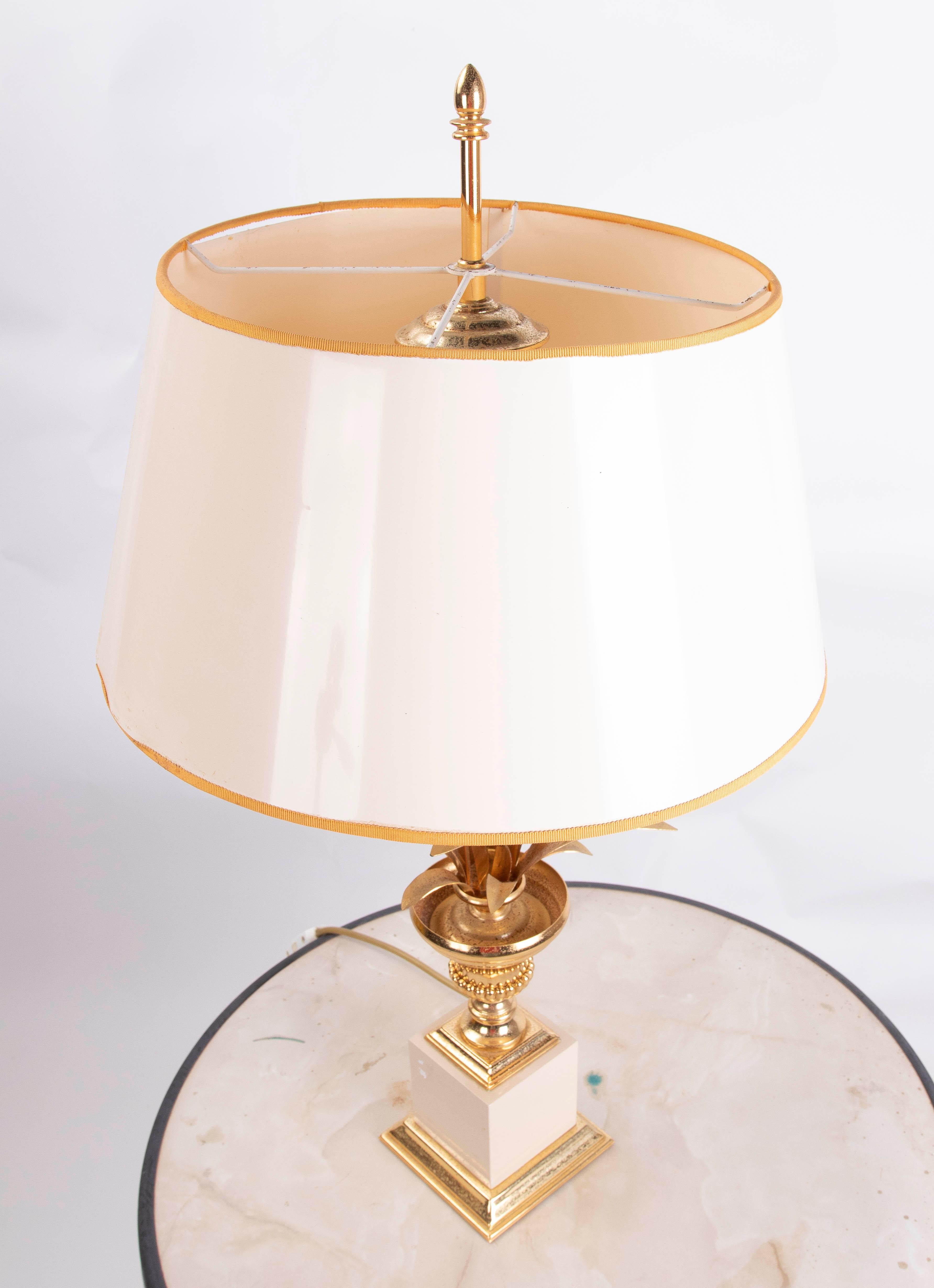 1970 Classic Golden Metal Cup Lamp with Leaves on Base (lampe en métal doré avec des feuilles sur la base)
