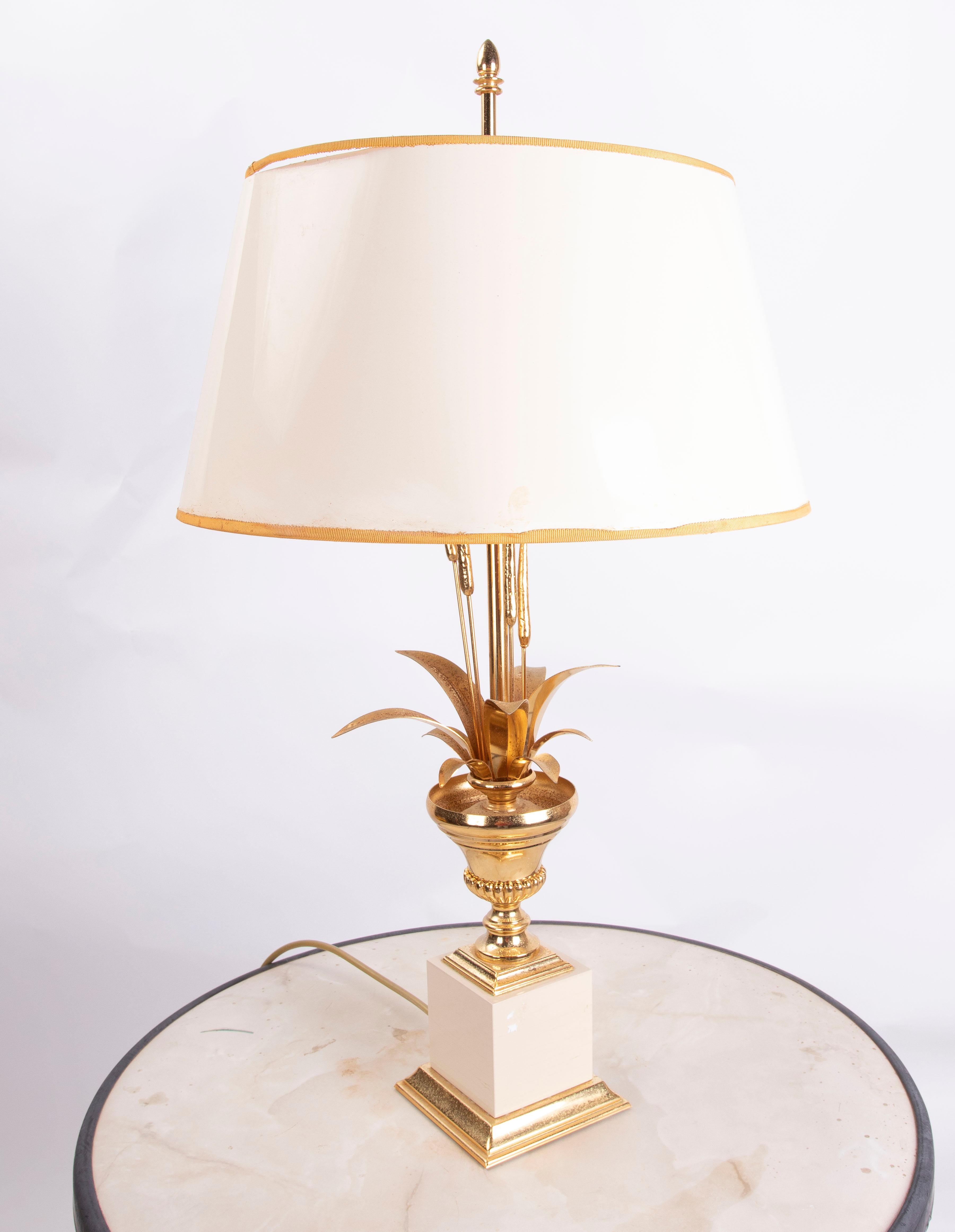 Espagnol 1970 Classic lampe à pied en métal doré avec feuilles sur la base en vente