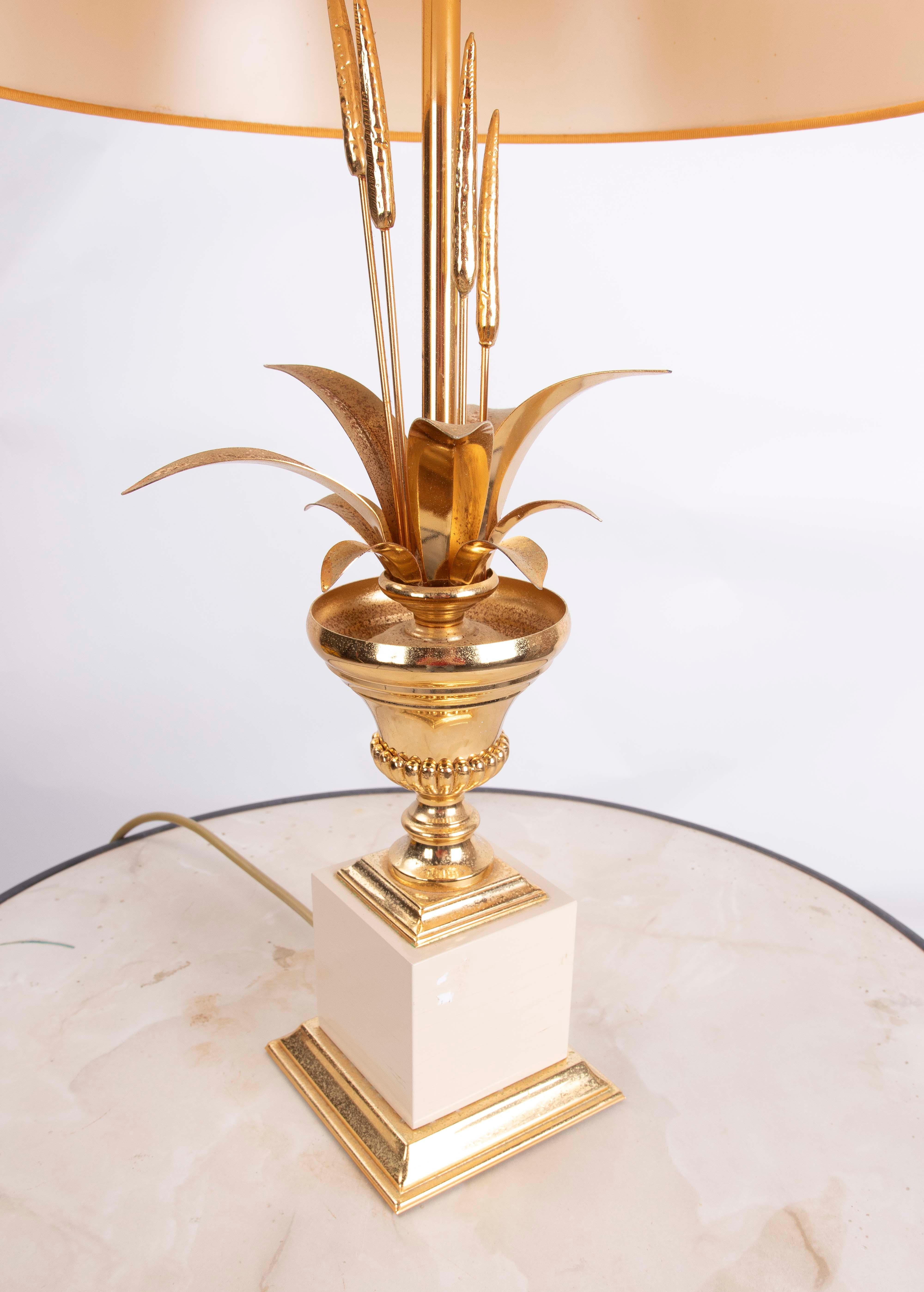 20ième siècle 1970 Classic lampe à pied en métal doré avec feuilles sur la base en vente