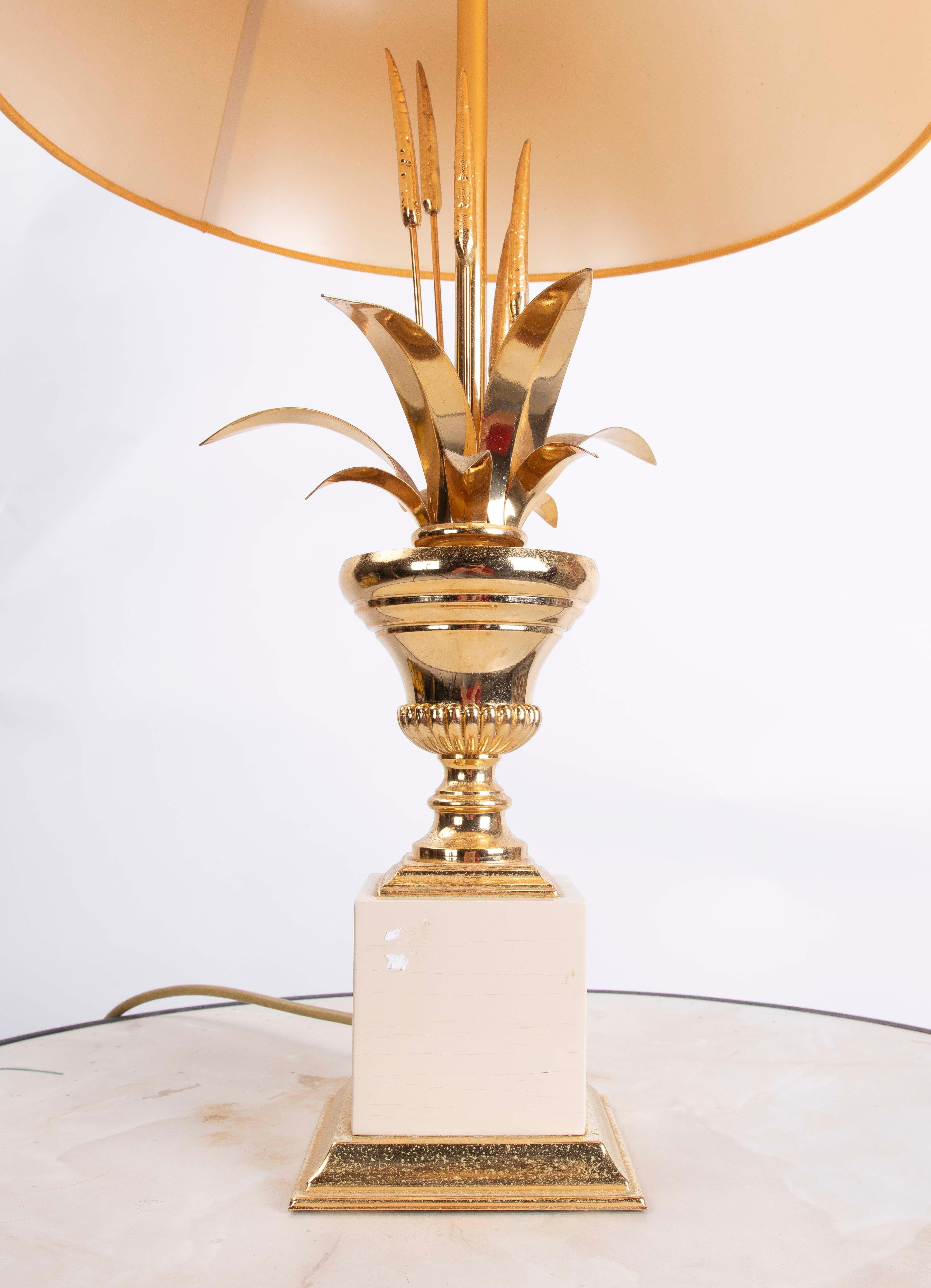 1970 Classic lampe à pied en métal doré avec feuilles sur la base en vente 1