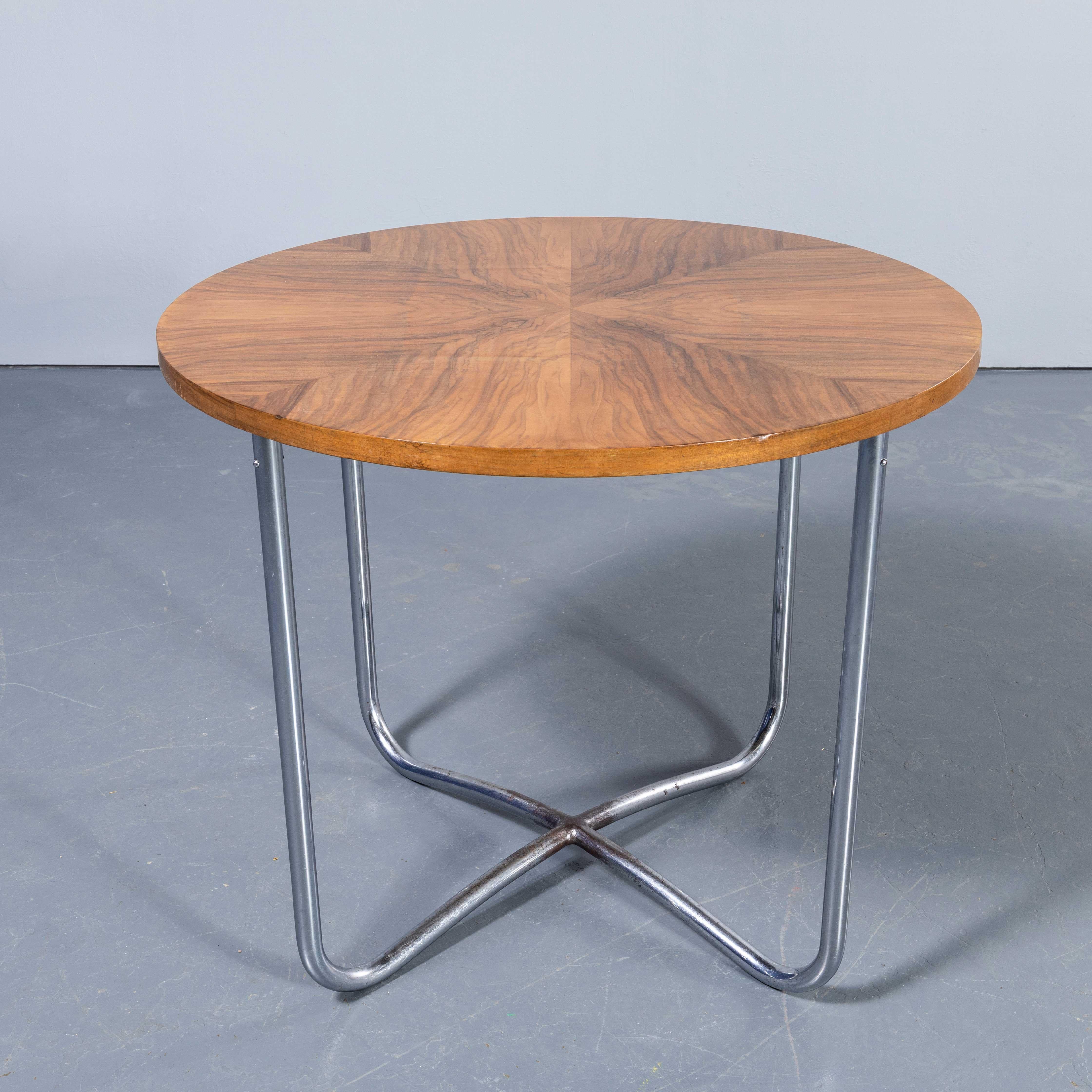 1970's Classic Mid Century Round Small Side Table - Tschechische Produktion. 
Gut aussehender und wohlproportionierter Beistelltisch mit einer dekorativen Platte aus Walnussholz und einem verchromten Fuß. Kniefreiheit: 63cm. Unsere Werkstatt hat den