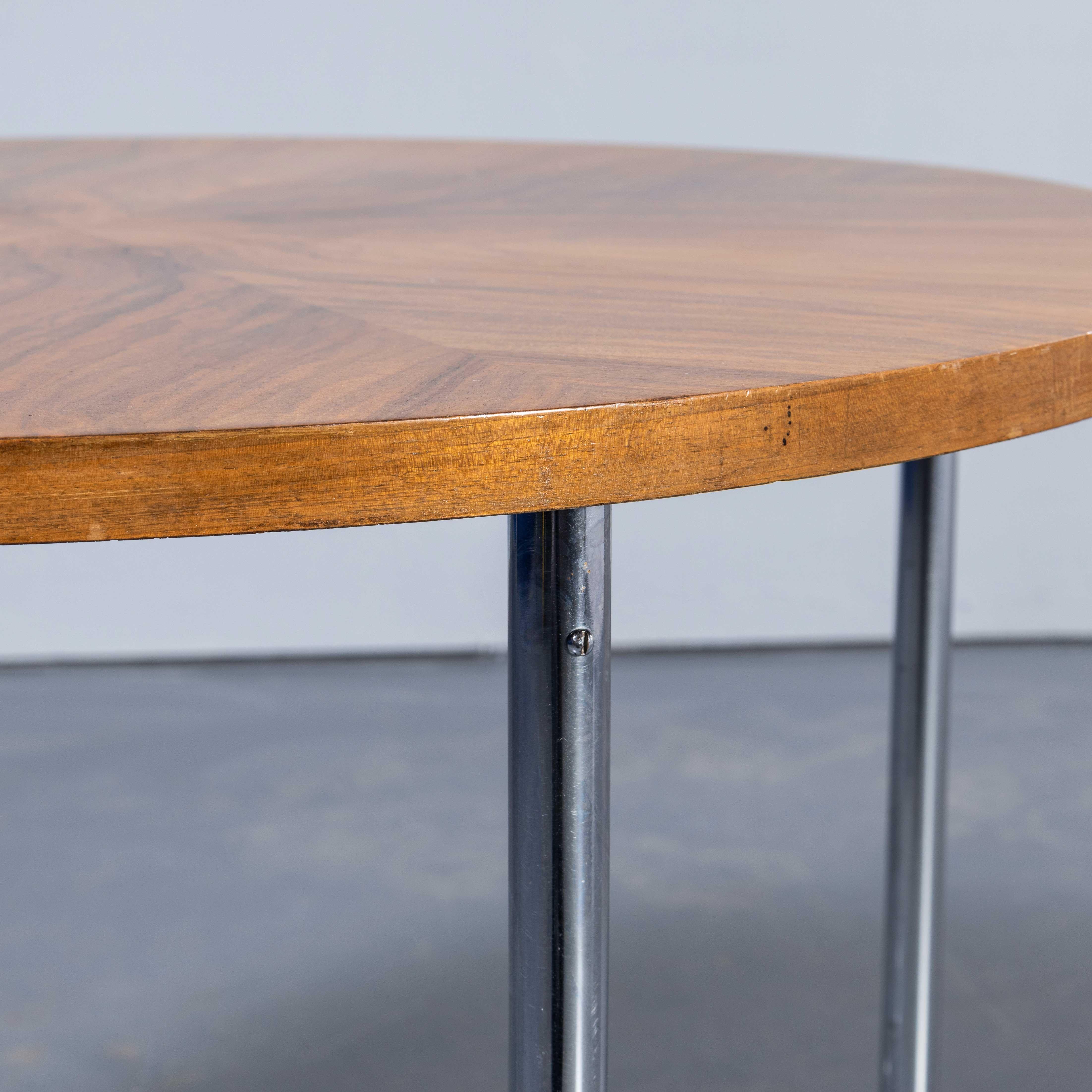 1970's Classic Mid Century Runder kleiner Beistelltisch - Tschechische Produktion (Ende des 20. Jahrhunderts) im Angebot