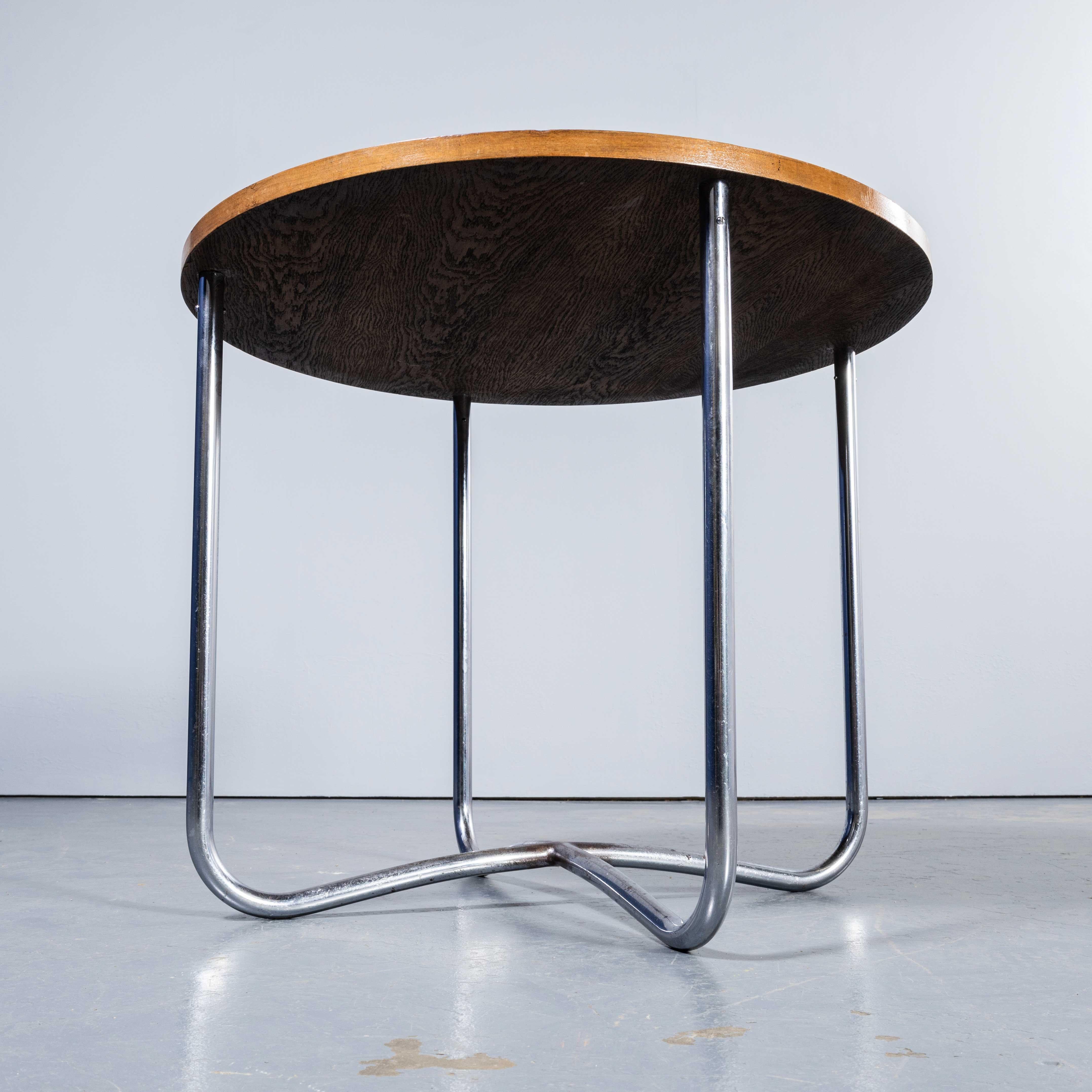 1970's Classic Mid Century Runder kleiner Beistelltisch - Tschechische Produktion (Walnuss) im Angebot