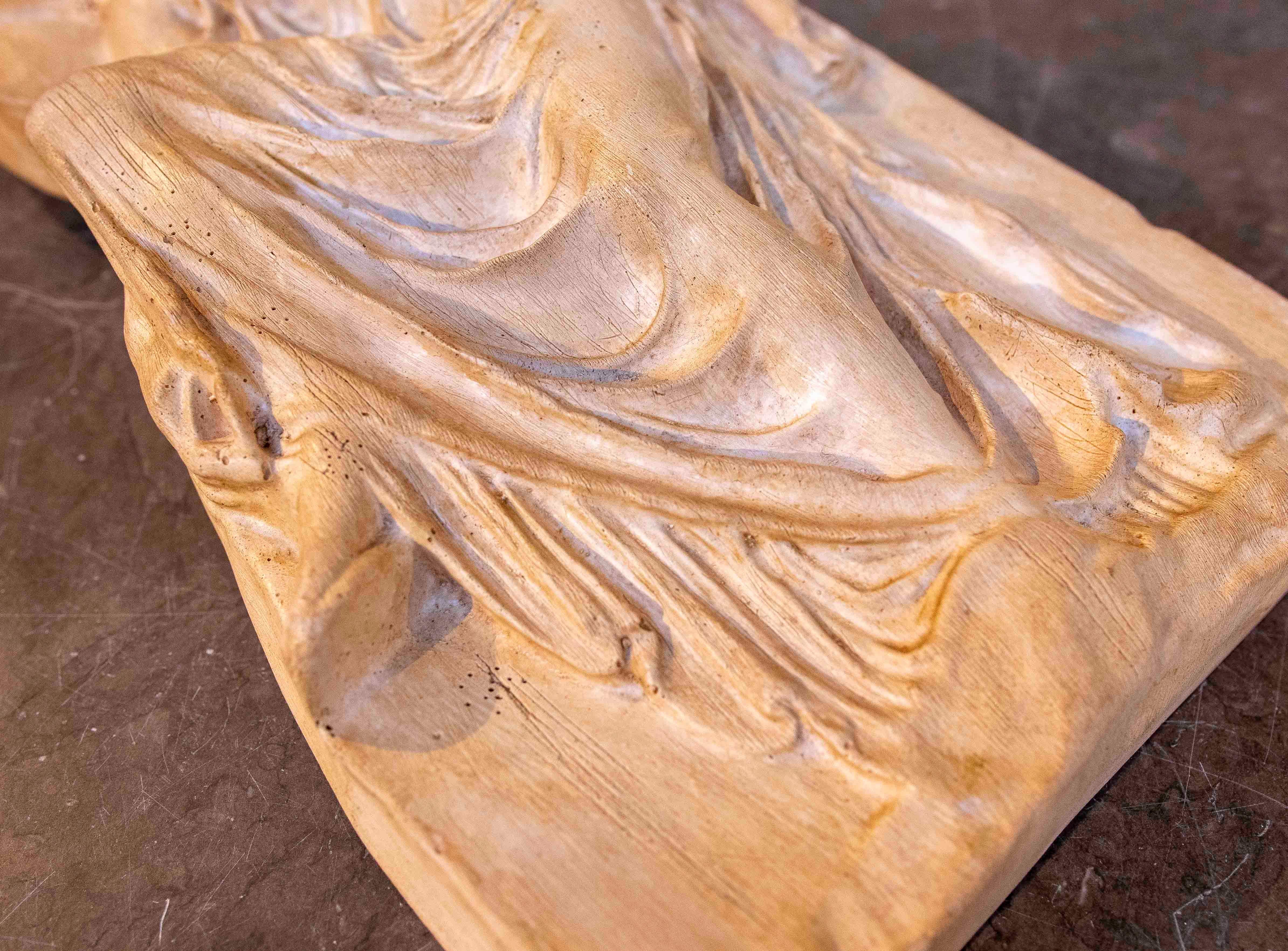 Rilievo classico degli anni '70 con una donna classica in abiti di terracotta in vendita 4