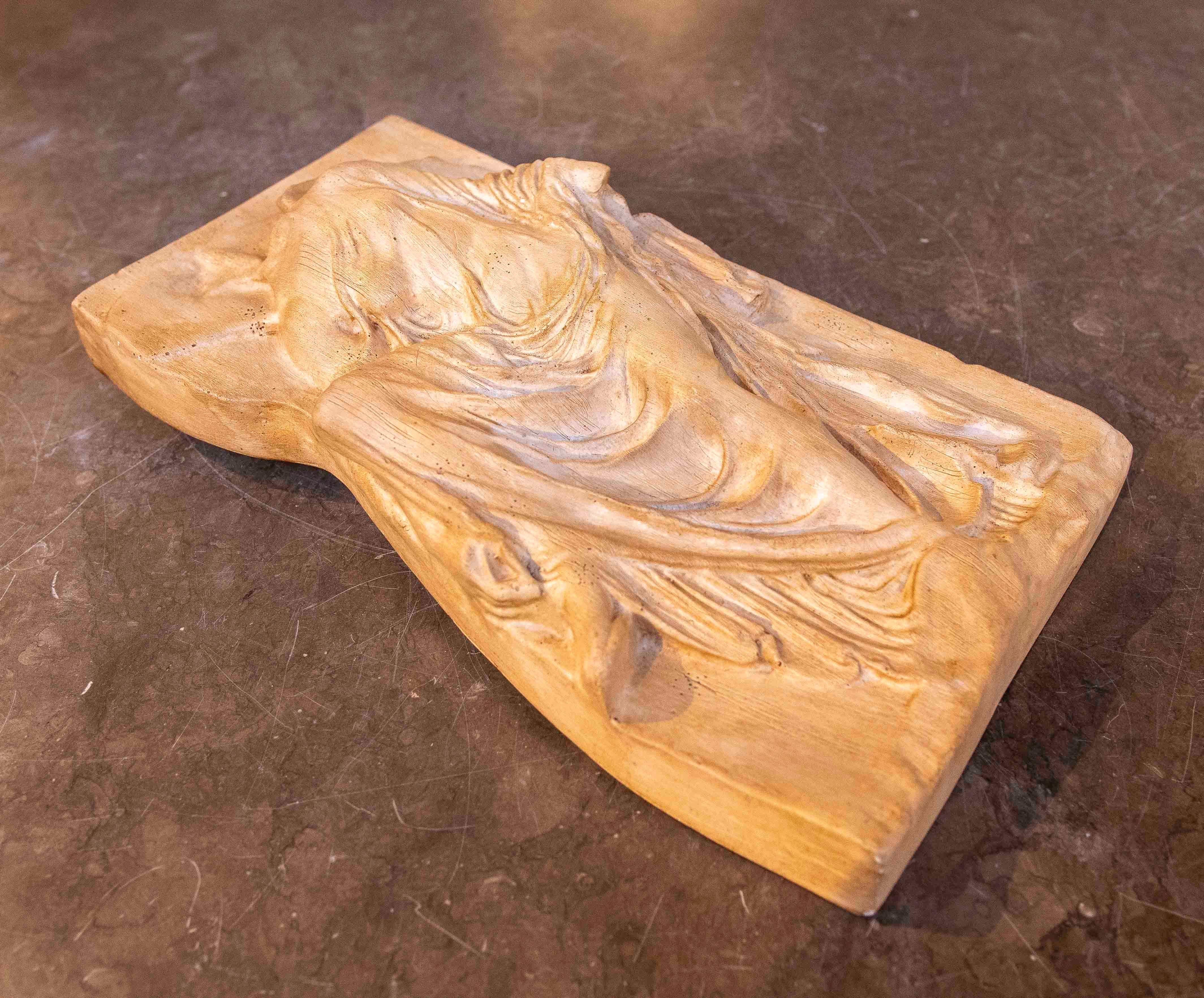 Squisito rilievo classico in terracotta che raffigura una figura avvolta in un mantello con pieghe finemente lavorate. L'opera si distingue per le linee morbide e la resa precisa dei tessuti, che evocano lo stile dei rilievi greco-romani.

La