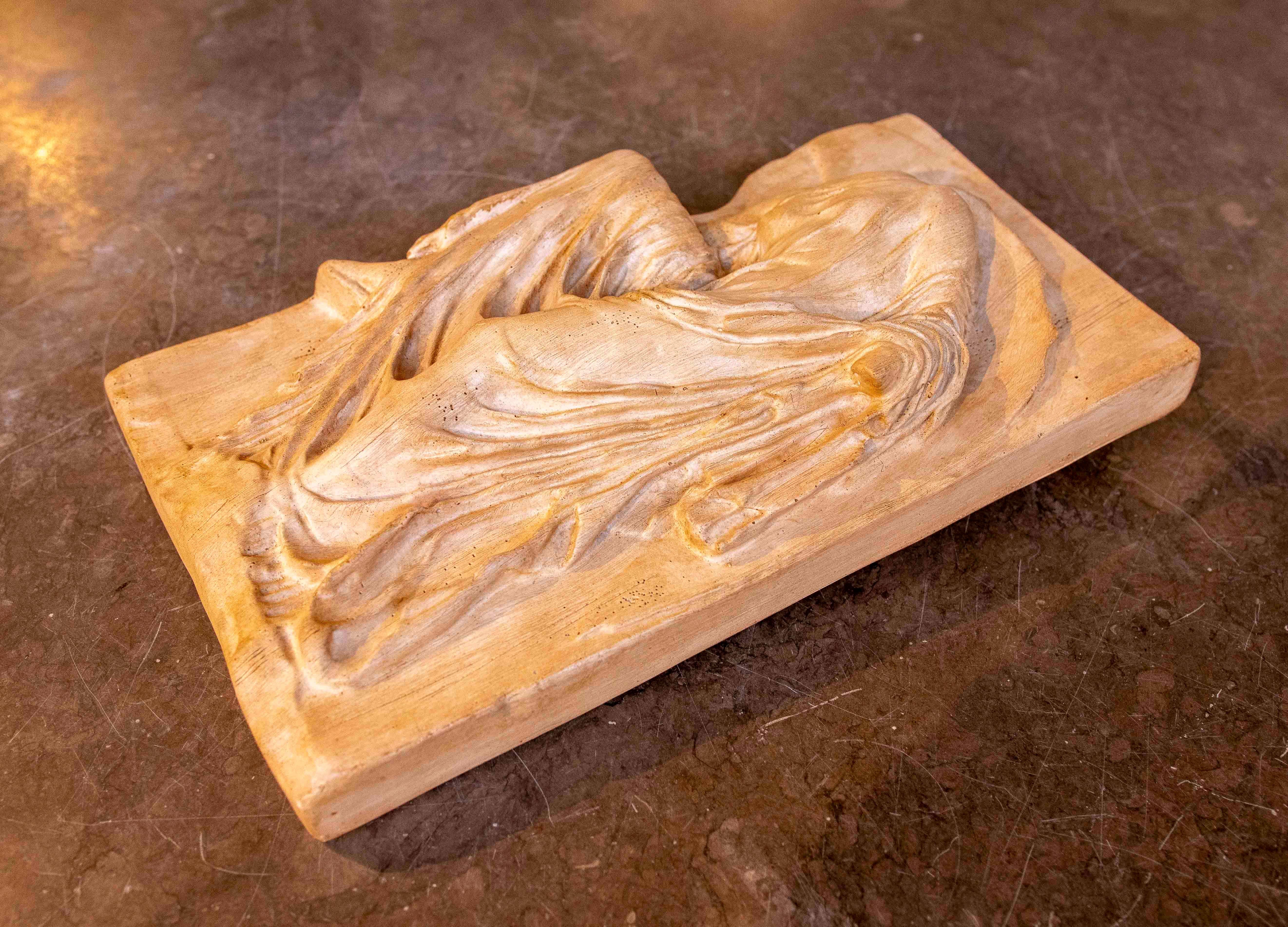 Europeo Rilievo classico degli anni '70 con una donna classica in abiti di terracotta in vendita