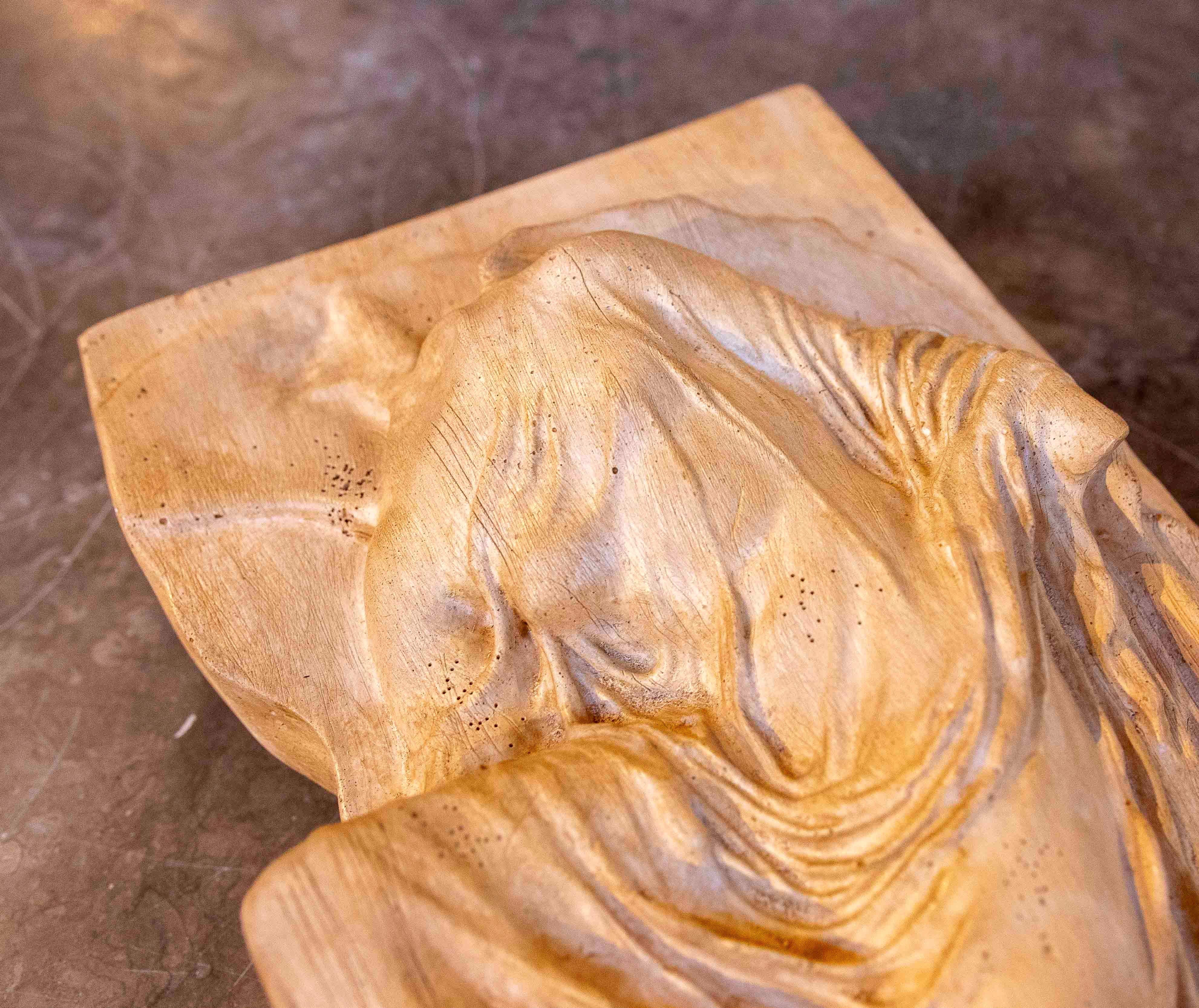 Rilievo classico degli anni '70 con una donna classica in abiti di terracotta In condizioni buone in vendita a Marbella, ES