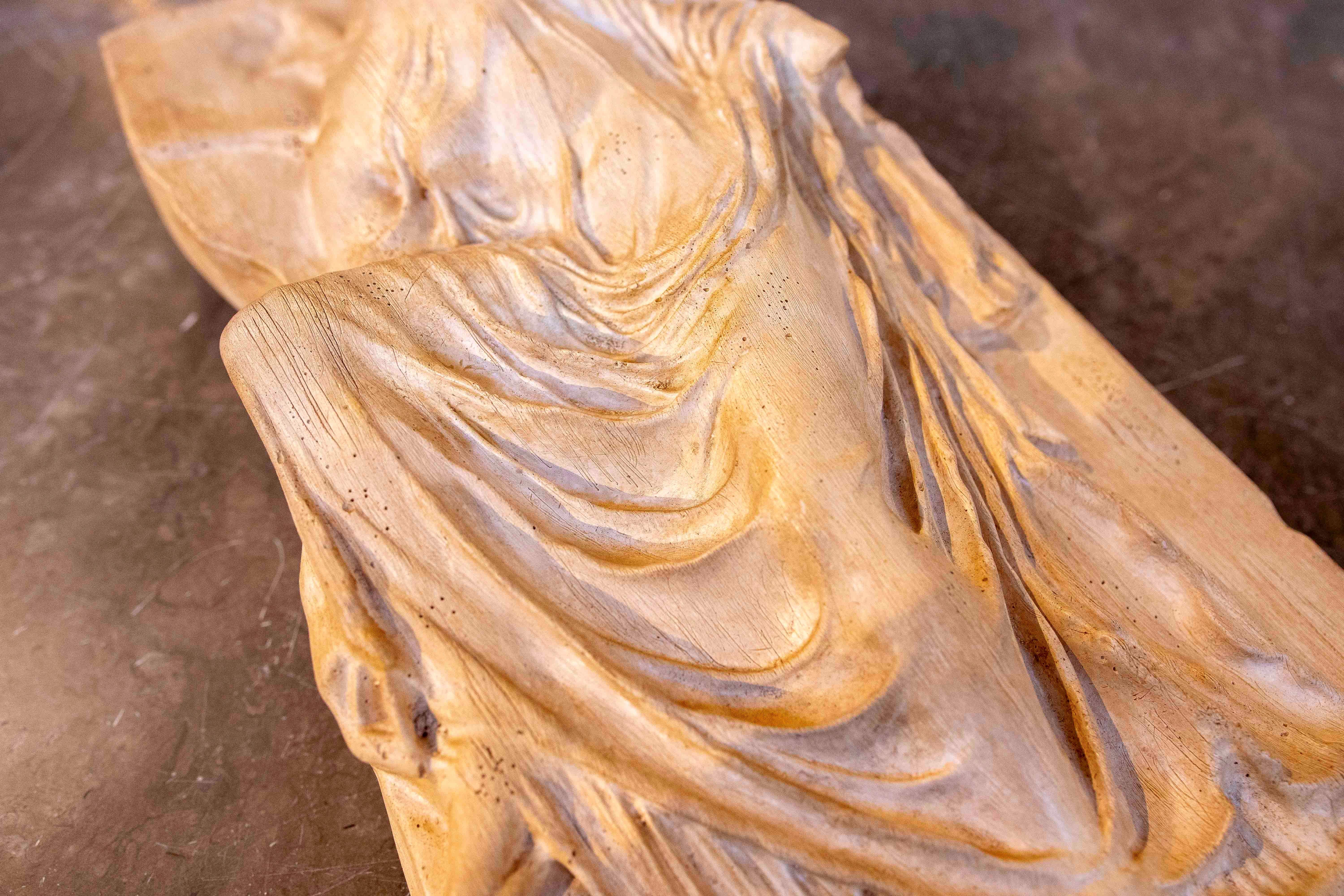 XX secolo Rilievo classico degli anni '70 con una donna classica in abiti di terracotta in vendita