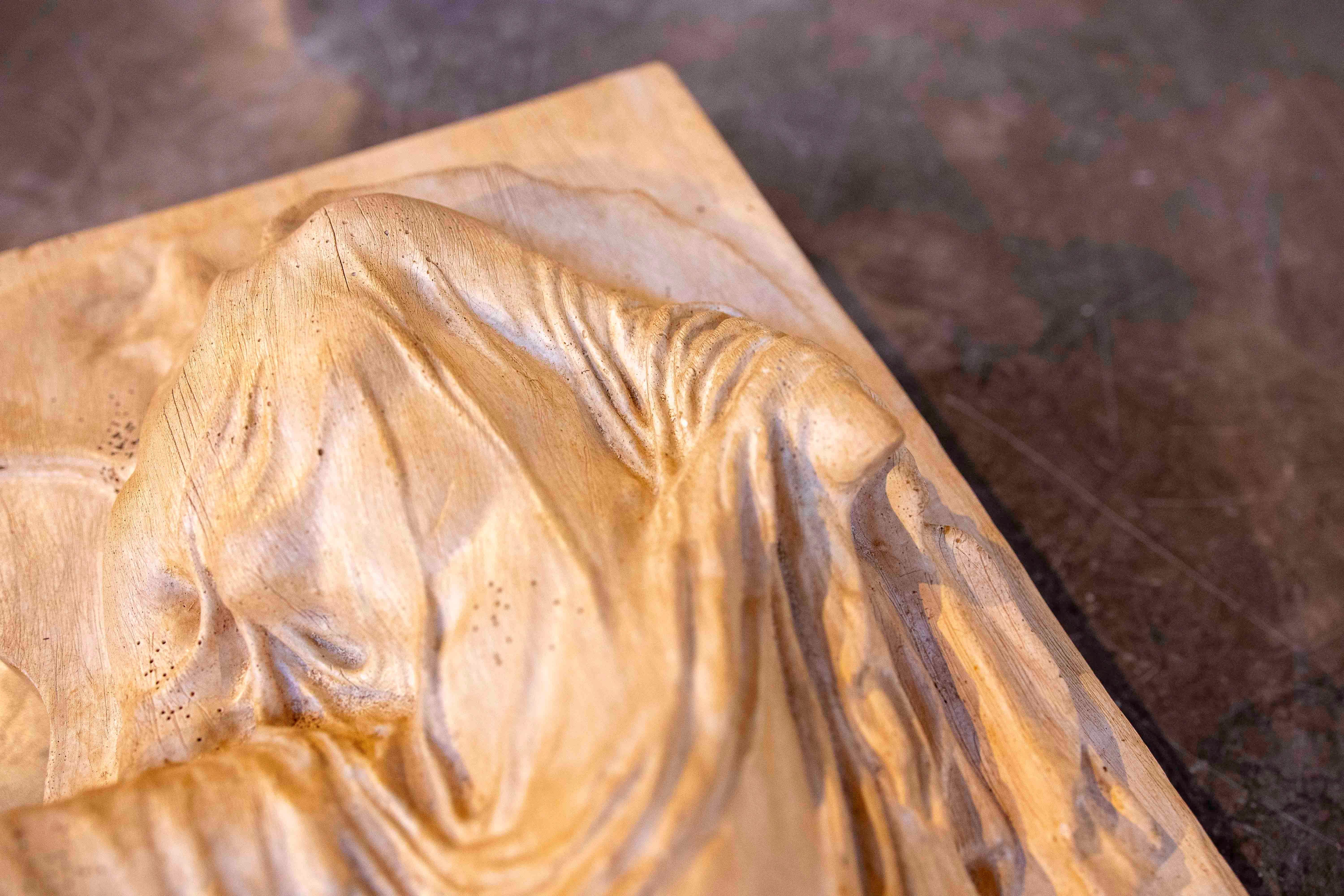 Rilievo classico degli anni '70 con una donna classica in abiti di terracotta in vendita 2